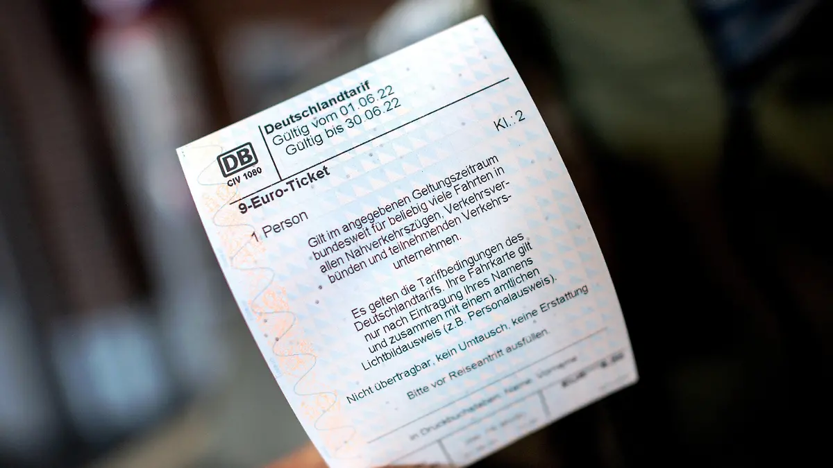 ARCHIV - 01.06.2022, Niedersachsen, Oldenburg: Ein junger Mann hält im Hauptbahnhof ein 9-Euro-Ticket der Deutschen Bahn in der Hand. Das Neun-Euro-Ticket sollte aus Sicht der Linken mindestens bis Jahresende verlängert werden. (Zu dpa «Linke fordert Verlängerung des Neun-Euro-Tickets und weitere Hilfen») Foto: Hauke-Christian Dittrich/dpa +++ dpa-Bildfunk +++