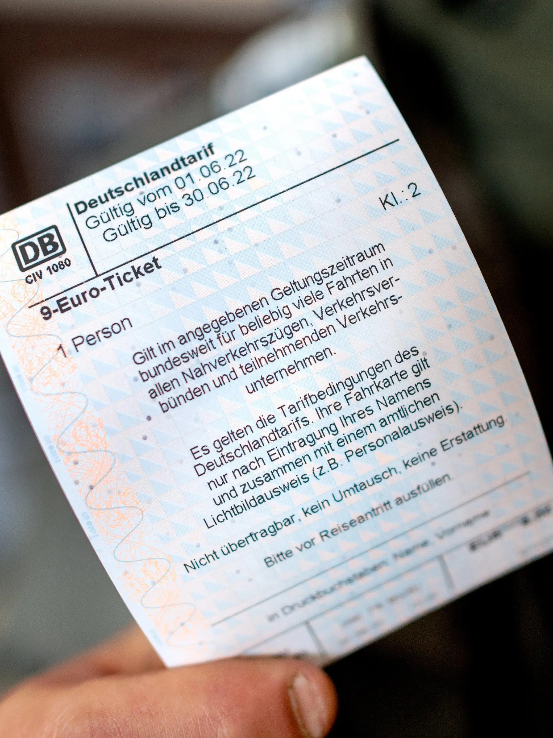 ARCHIV - 01.06.2022, Niedersachsen, Oldenburg: Ein junger Mann hält im Hauptbahnhof ein 9-Euro-Ticket der Deutschen Bahn in der Hand. Das Neun-Euro-Ticket sollte aus Sicht der Linken mindestens bis Jahresende verlängert werden. (Zu dpa «Linke fordert Verlängerung des Neun-Euro-Tickets und weitere Hilfen») Foto: Hauke-Christian Dittrich/dpa +++ dpa-Bildfunk +++
