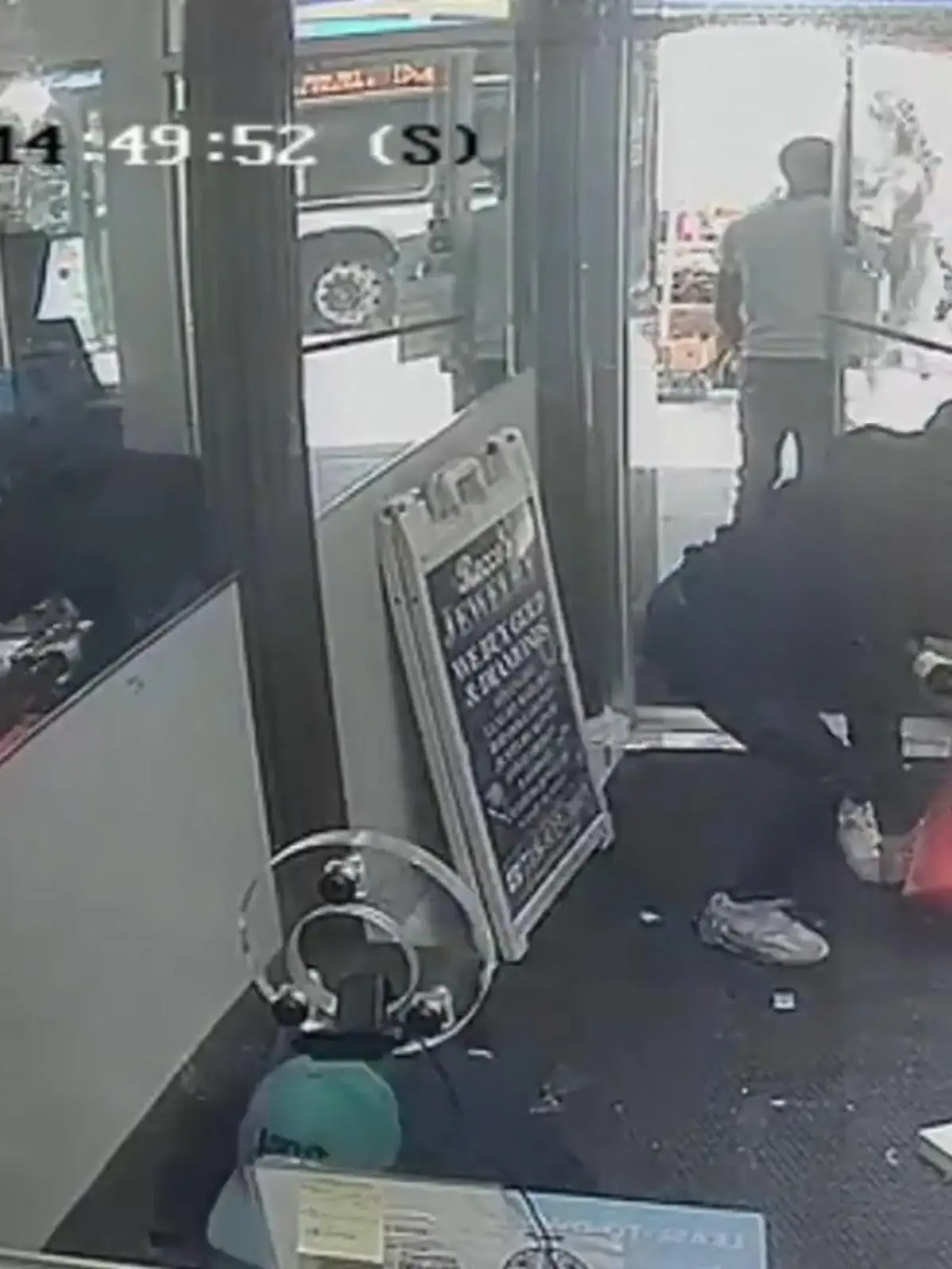 Vier Männer überfallen am helllichten Tag einen Juwelier und erbeuten innerhalb von 30 Sekunden über 2 Millionen Dollar. Die Polizei sucht jetzt mithilfe von Zeugen die Täter. Wir zeigen den Überfall im Video.