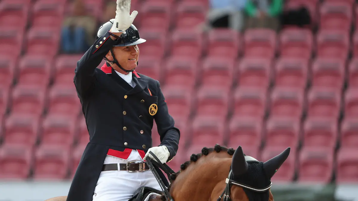 06.08.2022, Dänemark, Herning: Pferdesport: Weltmeisterschaft, Dressur, Grand Prix. Dressurreiter Gareth Hughes (Großbritannien) reitet am Samstag auf Classic Briolinca. Der britische Reiter Hughes ist trotz einer Corona-Infektion bei der Prüfung gestartet. Großbritannien gewann die Silbermedaille vor Deutschland und hinter Dänemark. Ohne das Ergebnis von Hughes hätten die Briten nicht den zweiten Platz belegt, sondern Deutschland. (zu dpa "Brite reitet trotz Corona-Infektion bei Dressur-WM") Foto: Friso Gentsch/dpa +++ dpa-Bildfunk +++
