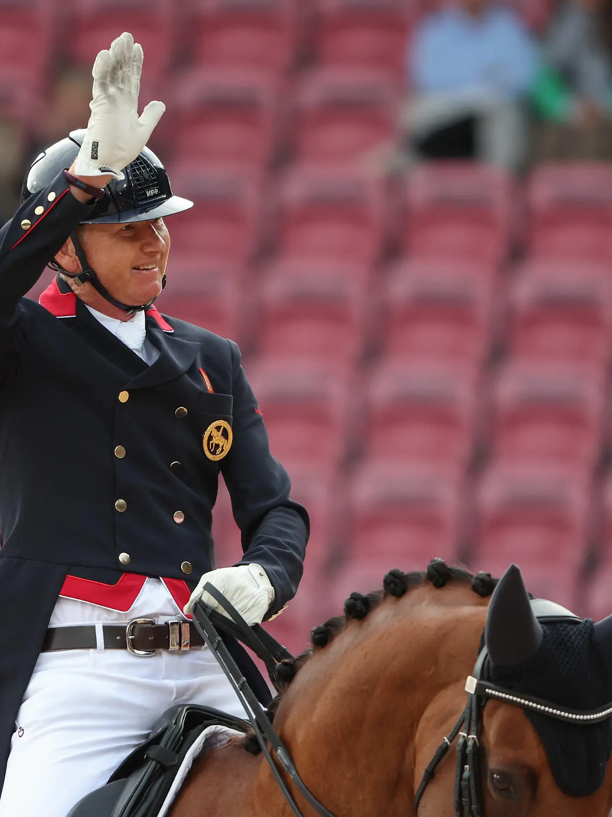 06.08.2022, Dänemark, Herning: Pferdesport: Weltmeisterschaft, Dressur, Grand Prix. Dressurreiter Gareth Hughes (Großbritannien) reitet am Samstag auf Classic Briolinca. Der britische Reiter Hughes ist trotz einer Corona-Infektion bei der Prüfung gestartet. Großbritannien gewann die Silbermedaille vor Deutschland und hinter Dänemark. Ohne das Ergebnis von Hughes hätten die Briten nicht den zweiten Platz belegt, sondern Deutschland. (zu dpa "Brite reitet trotz Corona-Infektion bei Dressur-WM") Foto: Friso Gentsch/dpa +++ dpa-Bildfunk +++