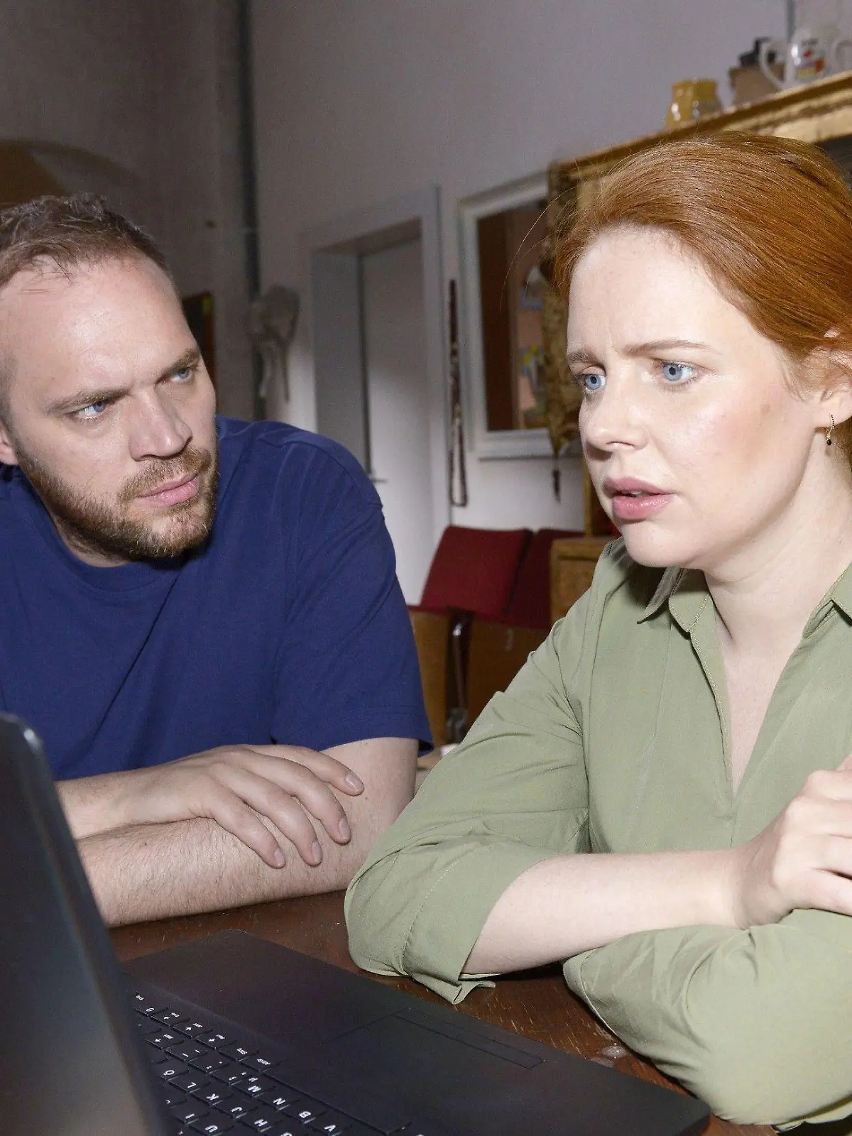 Erik (Patrick Heinrich) muss erkennen, dass Toni (Olivia Marei) die Situation zwischen Martin und Nina nicht einschätzen kann.

Die Verwendung des sendungsbezogenen Materials ist nur mit dem Hinweis und Verlinkung auf RTL+ gestattet.
