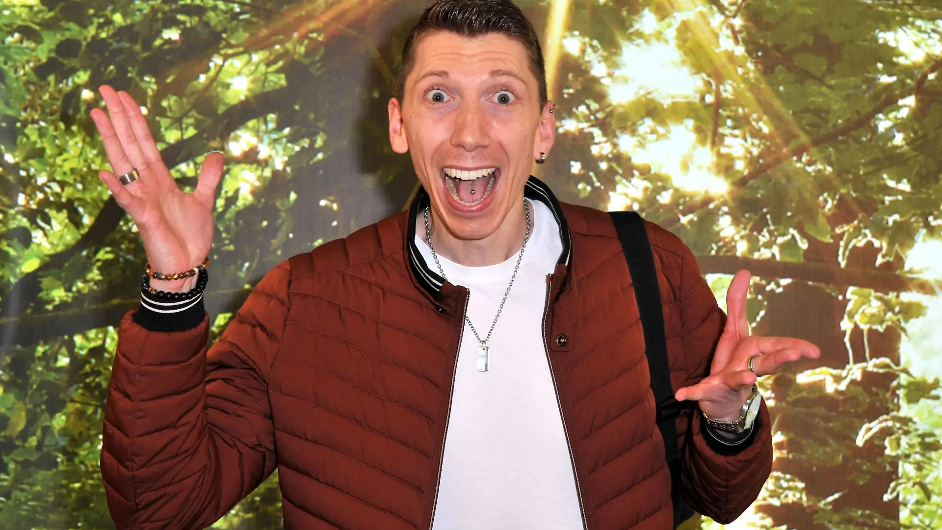 Entertainment Bilder des Tages RTL - Dschungelcamp 2022. Manuel Flickinger anläßlich der Abreise der Kandidaten der RTL - Sendung Ich bin ein Star - holt mich hier raus zum Dschungel-Camp 2022 in Südafrika am 09.01.2022 auf dem Flughafen Frankfurt / Main. 20220109MWI6846 *** RTL Dschungelcamp 2022 Manuel Flickinger on the occasion of the departure of the candidates of the RTL program I am a star get me out of here to the jungle camp 2022 in South Africa on 09 01 2022 at Frankfurt Main Airport 20220109MWI6846