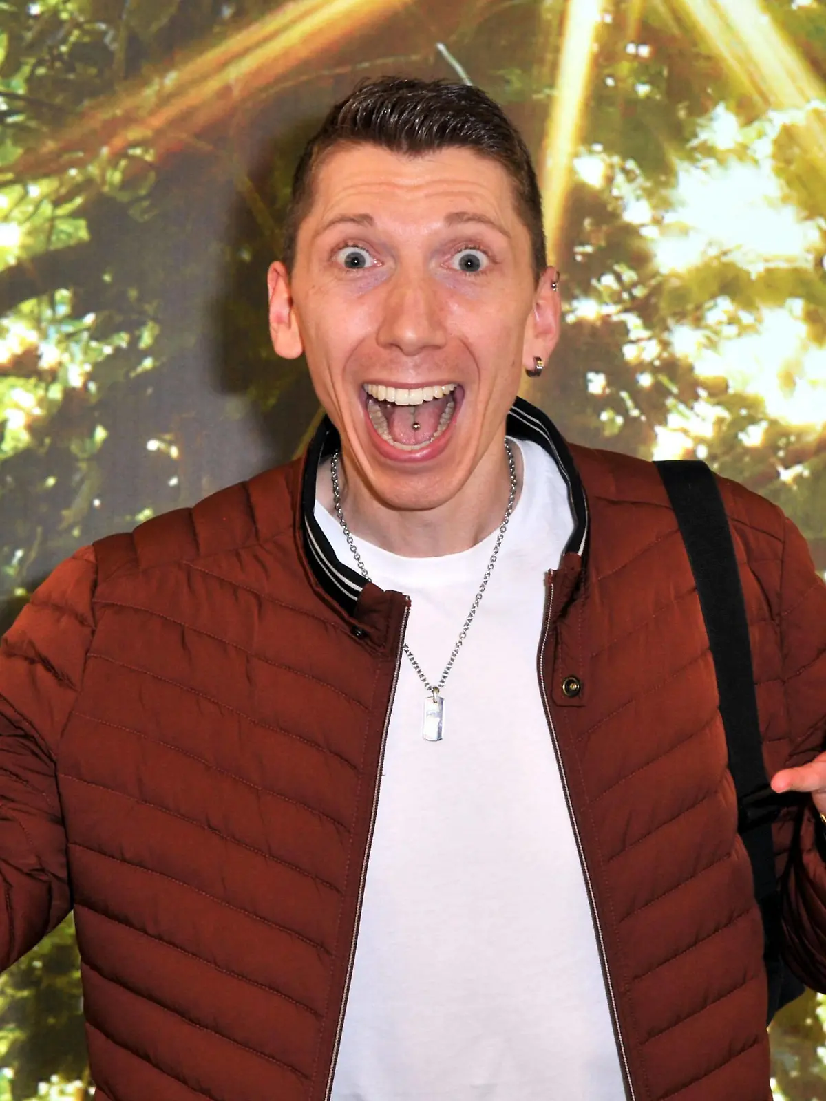  Entertainment Bilder des Tages RTL - Dschungelcamp 2022. Manuel Flickinger anläßlich der Abreise der Kandidaten der RTL - Sendung Ich bin ein Star - holt mich hier raus zum Dschungel-Camp 2022 in Südafrika am 09.01.2022 auf dem Flughafen Frankfurt / Main. 20220109MWI6846 *** RTL Dschungelcamp 2022 Manuel Flickinger on the occasion of the departure of the candidates of the RTL program I am a star get me out of here to the jungle camp 2022 in South Africa on 09 01 2022 at Frankfurt Main Airport 20220109MWI6846