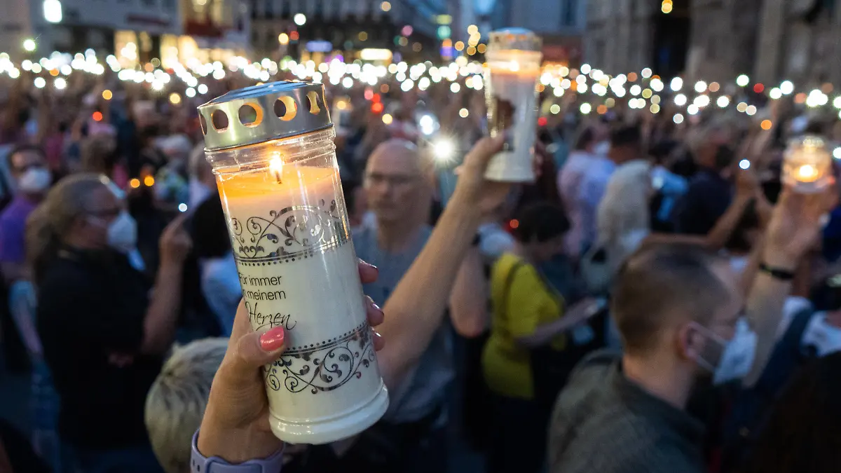 ABD0125_20220801 - WIEN - ÖSTERREICH: Gedenkveranstaltung der Initiative #YesWeCare für die oberösterreichische Ärztin Lisa-Maria Kellermayr am Montag, 01. August 2022, am Wiener Stephansplatz. - FOTO: APA/GEORG HOCHMUTH - 20220801_PD6091