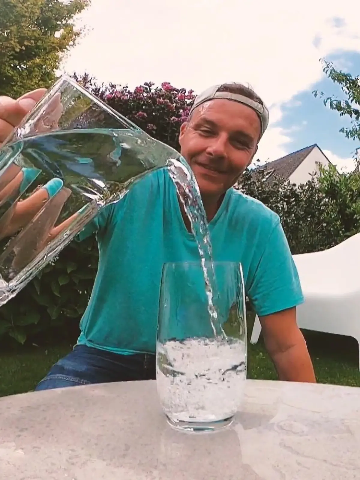 Bei anhaltender Dürre und steigenden Energiekosten wollen viele im Alltag Wasser sparen. Aber wie klappt das überhaupt? Und wie viel Geld lässt sich damit sparen? RTL-Reporter Thorsten Sleegers hat es getestet.