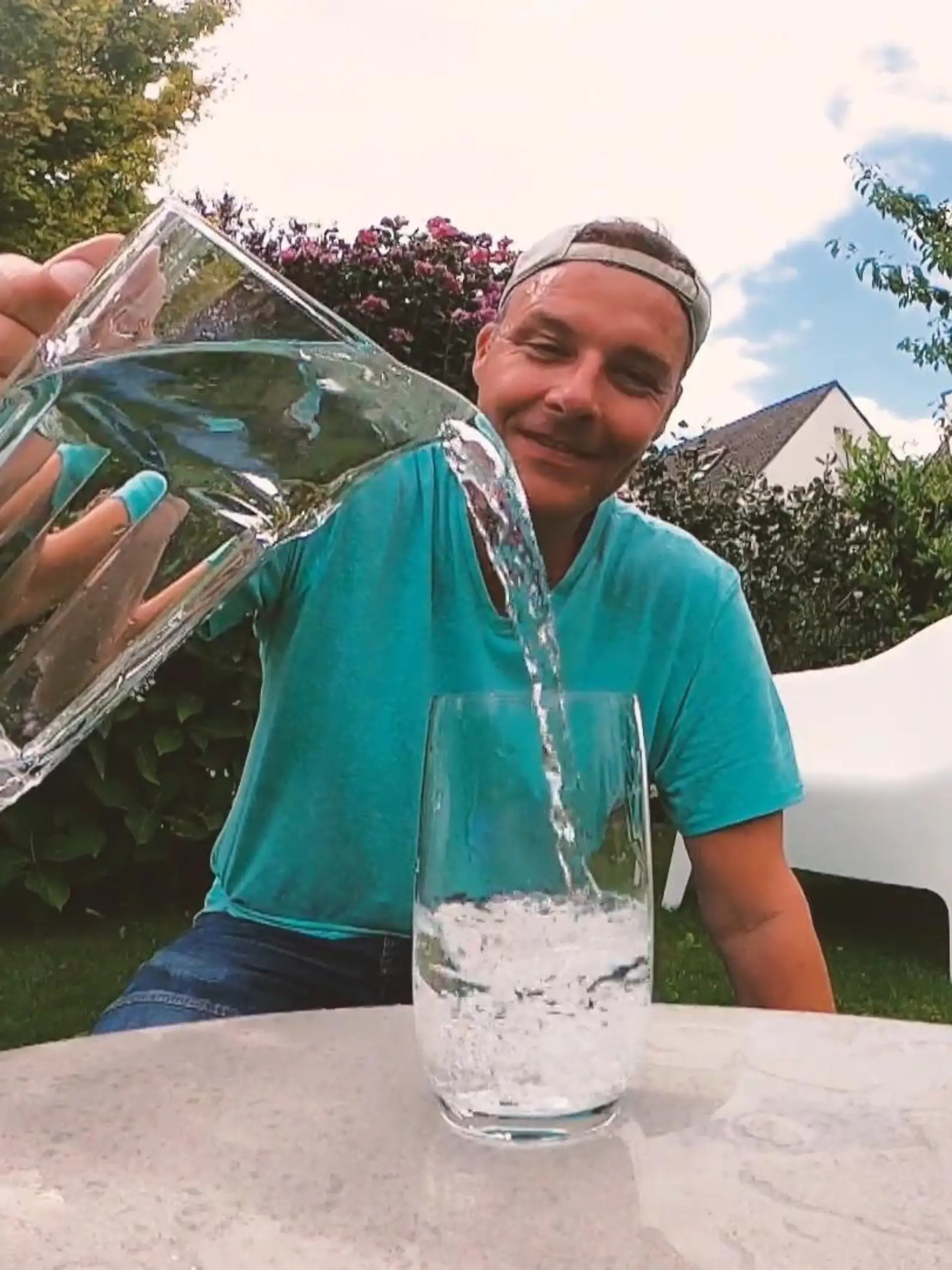 Bei anhaltender Dürre und steigenden Energiekosten wollen viele im Alltag Wasser sparen. Aber wie klappt das überhaupt? Und wie viel Geld lässt sich damit sparen? RTL-Reporter Thorsten Sleegers hat es getestet.