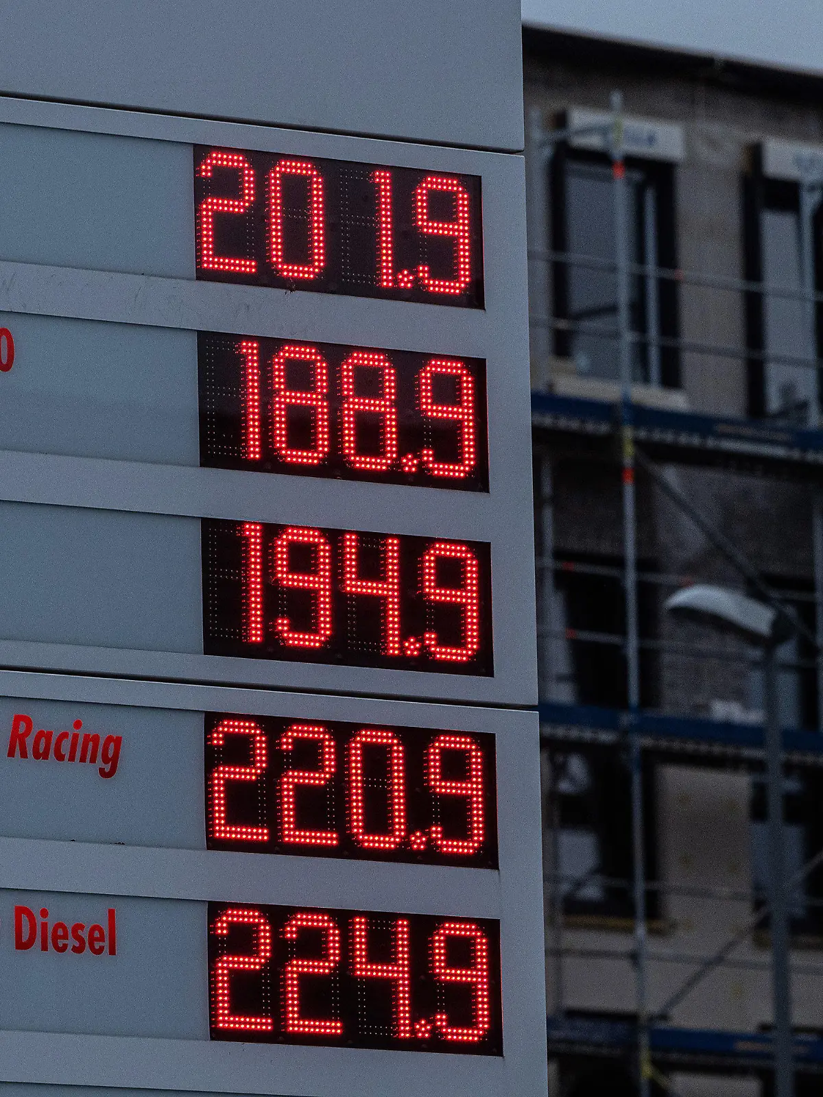 22.07.2022, Niedersachsen, Göttingen: Benzin- und Dieselpreise sind am frühen Morgen an einer Tankstelle auf einer Anzeigetafel zu sehen Foto: Swen Pförtner/dpa +++ dpa-Bildfunk +++