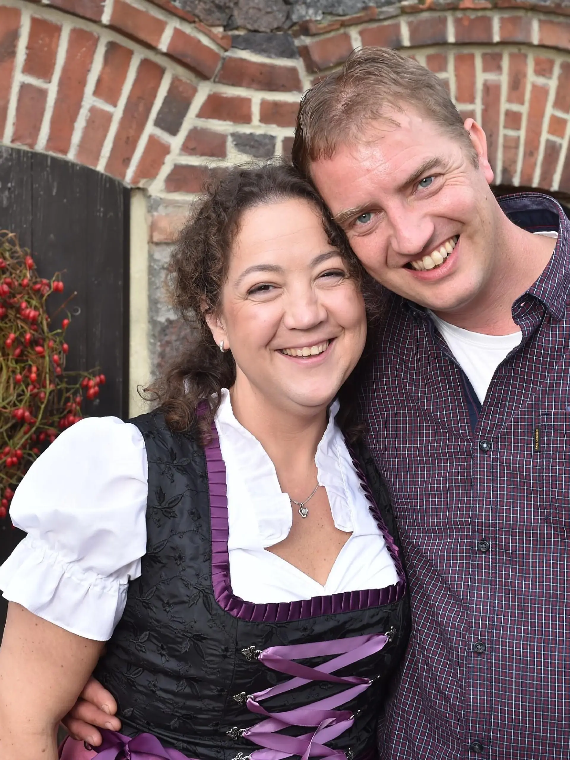 Der treue Traktorfan Bernhard "Benny" (42) aus dem Südschwarzwald, Baden-Württemberg und seine Nadine (41, Kindergärtnerin).