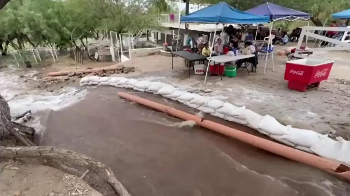 Die Einsatzkräfte versuchen vor Ort, Wasser aus der Mine abzupumpen.