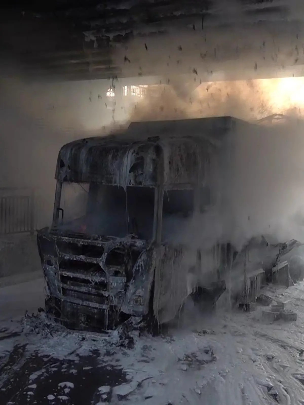 Der LKW-Brand konnte nur mit Spezialschaum gelöscht werden.