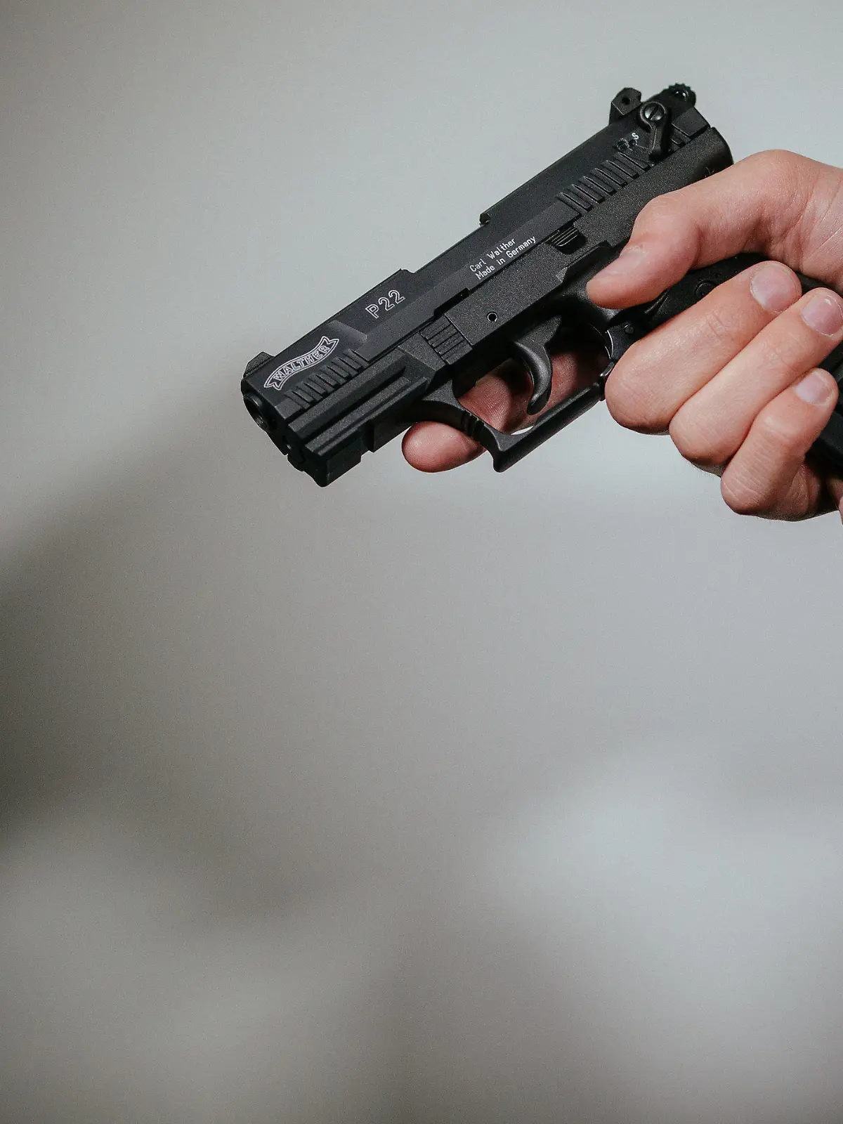 ARCHIV - 27.11.2015, ---: ILLUSTRATION - Ein Mann lädt eine Schreckschuss-Pistole «Walther P22» mit einem Magazin. (Symbolbild zu dpa: «Innensenator will Schreckschusswaffen stärker reglementieren») Foto: Oliver Killig/dpa-Zentralbild/dpa +++ dpa-Bildfunk +++