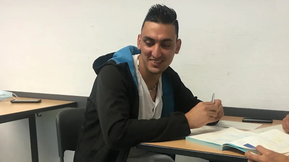 Neue Sprache, neue Kultur, neues Leben: Mit 20 beginnt Rasheed seine Ausbildung als Einzelhandelskaufmann - und drückt die Schulbank in der Berufsschule.