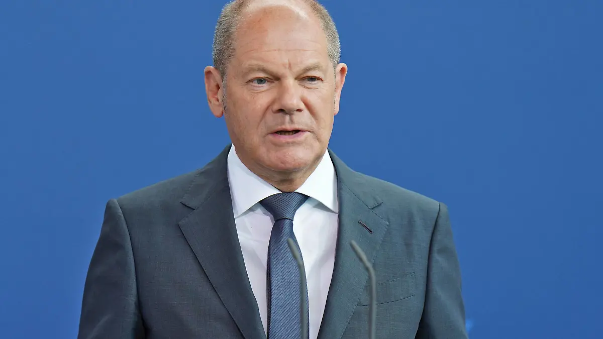  Bundeskanzler Olaf Scholz bei kurzfristig einberufener Pressekonferenz 22.7.2022 Kurzfristig einberufene Pressekonferenz des Bundeskanzlers zu aktuellen Fragen der Energiepolitik, Bundeskanzler gestikulierend Berlin Bundeskanzleramt Berlin GER *** Chancellor Olaf Scholz at press conference called at short notice 22 7 2022 Press conference called at short notice by the Chancellor on current energy policy issues, Chancellor gesticulating Berlin Federal Chancellery Berlin GER