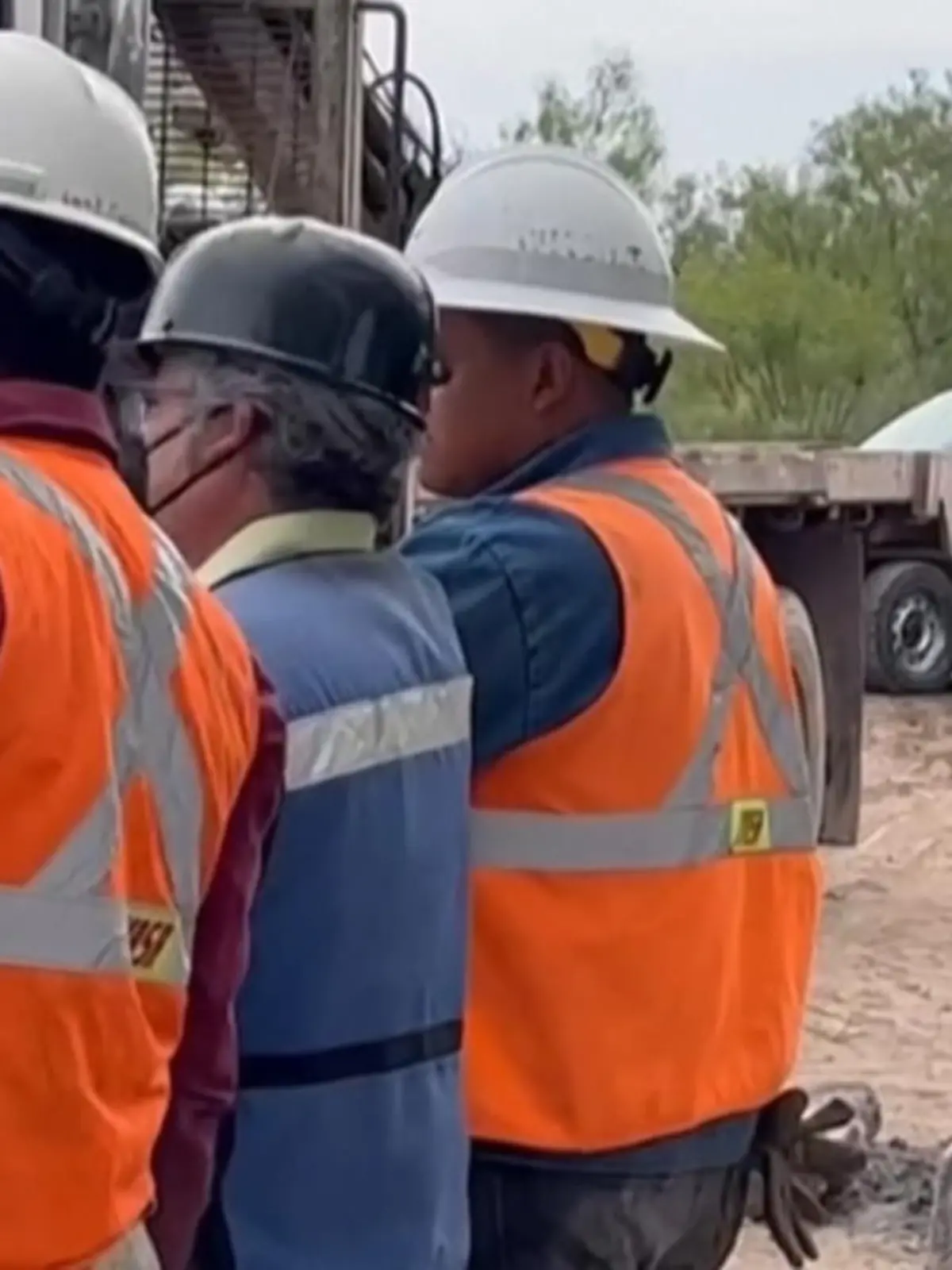In Mexiko wurden zehn Kumpel in einer Mine gefangen, als eine Wand unter der Erde einstürzte. Einsatzkräfte versuchen die Männer zu retten, doch die Rettungsaktion gestaltet sich als schwierig.