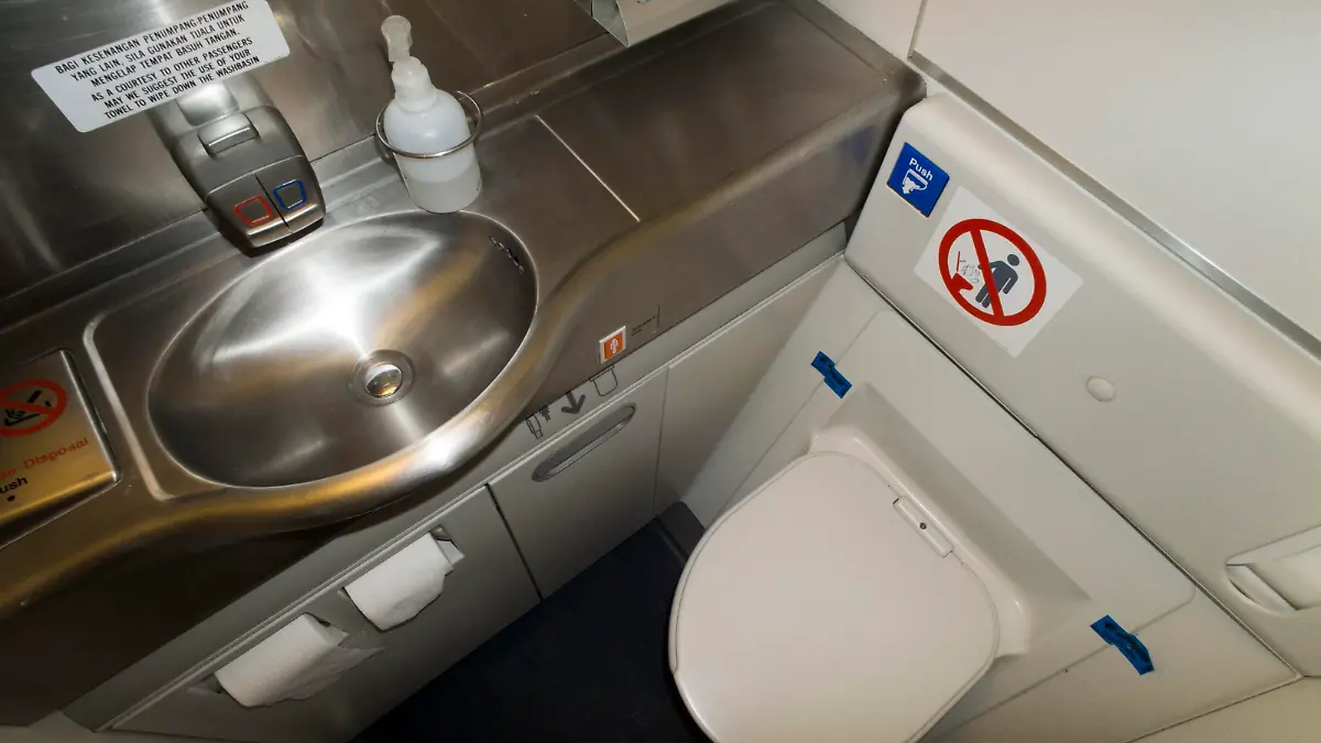 Bordtoilette in einem Flugzeug, Boeing 777.
