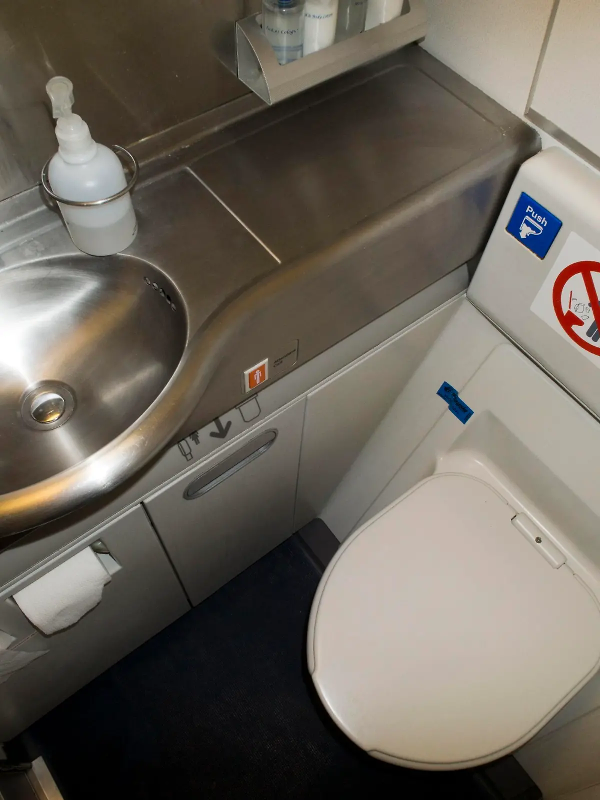 Bordtoilette in einem Flugzeug, Boeing 777.