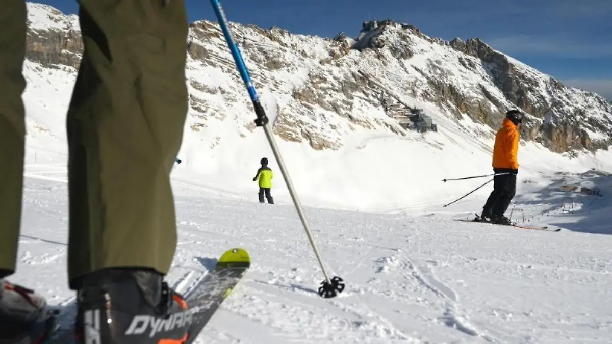 Mal kurz ein anderes Skier-Modell ausprobieren? Das sollten Skifahrer lieber bleiben lassen. Foto: Angelika Warmuth