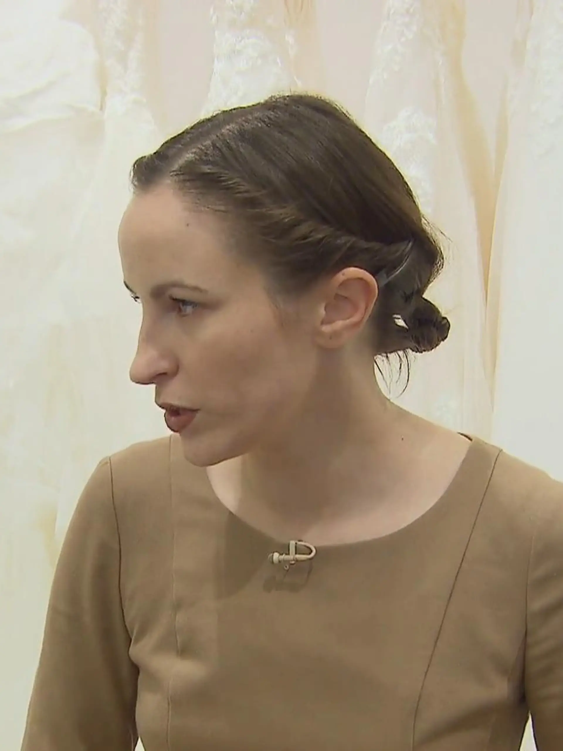 Bild zu: "Braut Caroline wünscht sich ein figurbetontes Kleid"