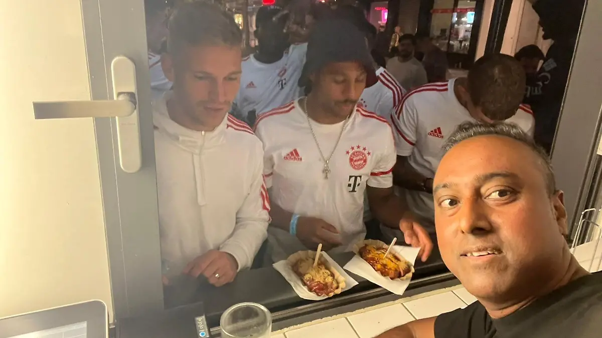 Kicker von FC Bayern München bei "Best Worscht in Town"