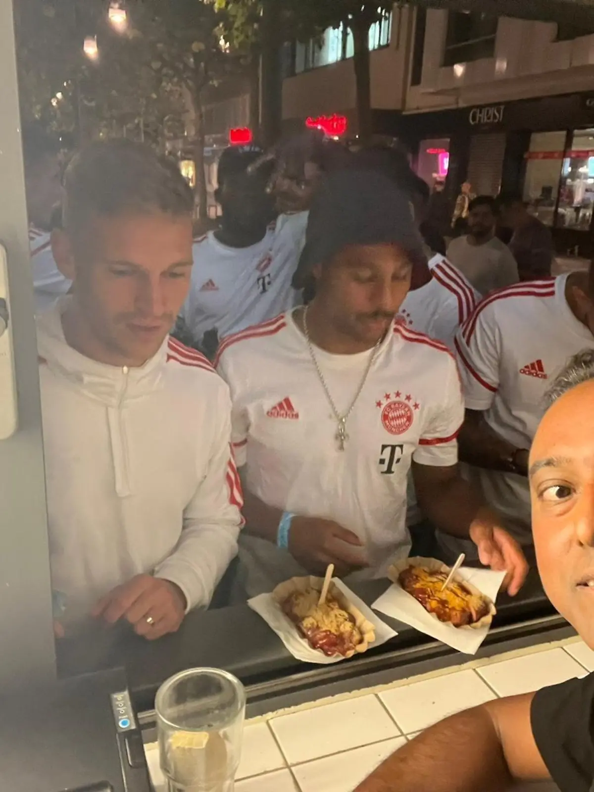 Kicker von FC Bayern München bei "Best Worscht in Town"
