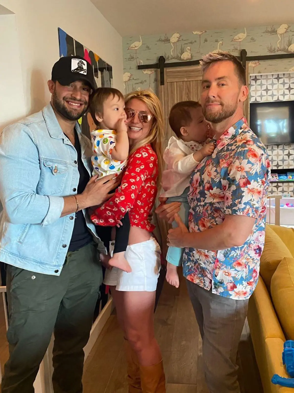 Sam Asghari, Britney Spears, Lance Bass und seine beiden Zwillinge