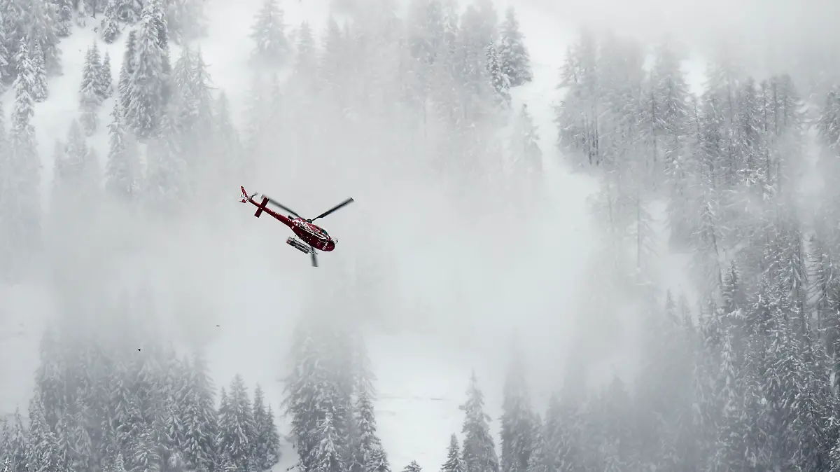 ARCHIV - ZUM VERMISSTEN DEUTSCHEN UNTERNHEMER KARL-ERIVAN HAUB STELLEN WIR IHNEN DIESES ARCHIVBILD ZUR VERFUEGUNG - Un helicoptere de la compagnie Air Zermatt vole au-dessus de Fiescheralp a la recherche de plusieurs randonneurs emporte par une avalanche, ce samedi, 31 mars 2018, a Fiesch dans le Haut-Valais. (KEYSTONE/Jean-Christophe Bott)