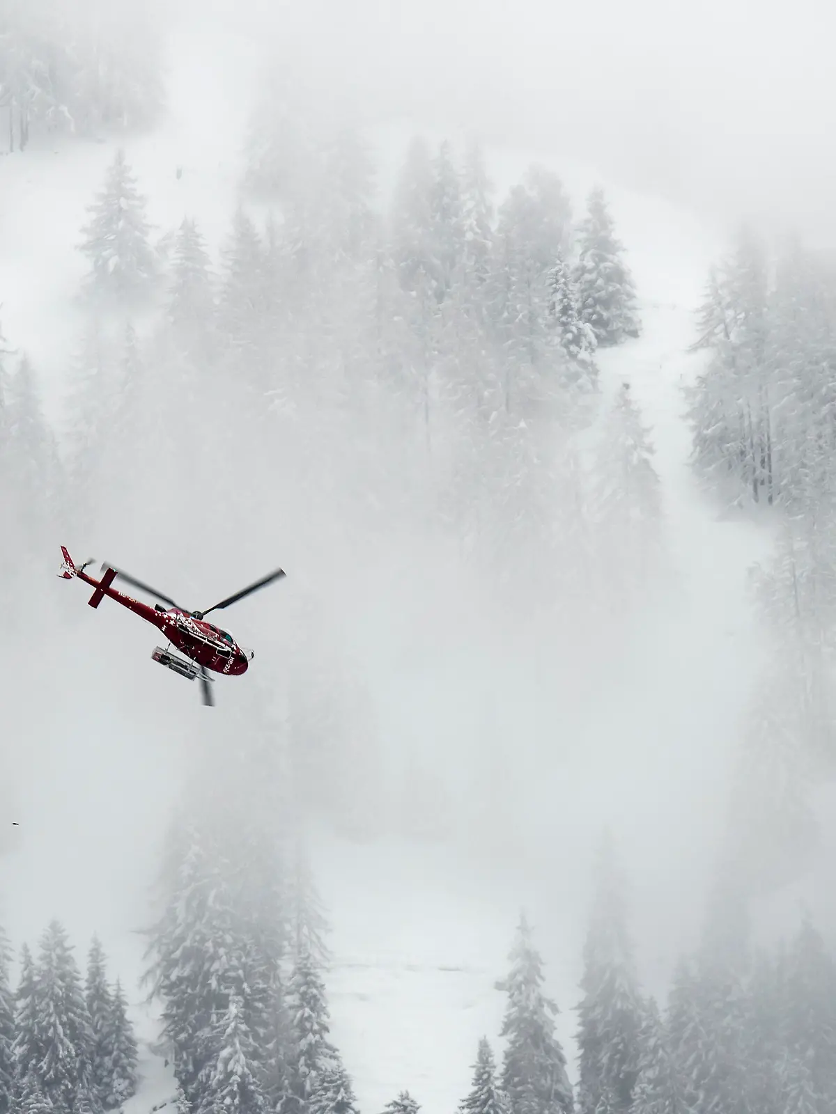 ARCHIV - ZUM VERMISSTEN DEUTSCHEN UNTERNHEMER KARL-ERIVAN HAUB STELLEN WIR IHNEN DIESES ARCHIVBILD ZUR VERFUEGUNG - Un helicoptere de la compagnie Air Zermatt vole au-dessus de Fiescheralp a la recherche de plusieurs randonneurs emporte par une avalanche, ce samedi, 31 mars 2018, a Fiesch dans le Haut-Valais. (KEYSTONE/Jean-Christophe Bott)