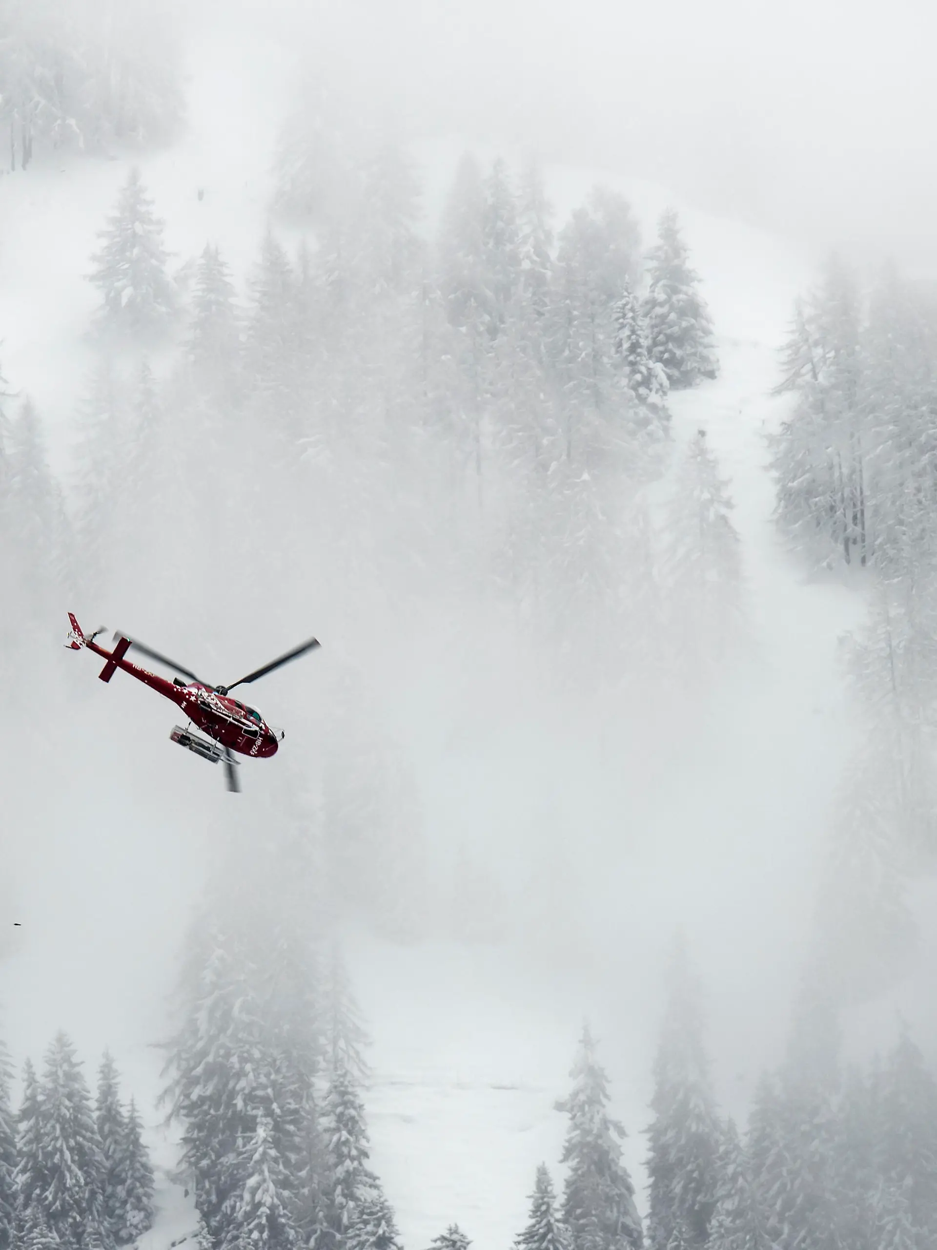 ARCHIV - ZUM VERMISSTEN DEUTSCHEN UNTERNHEMER KARL-ERIVAN HAUB STELLEN WIR IHNEN DIESES ARCHIVBILD ZUR VERFUEGUNG - Un helicoptere de la compagnie Air Zermatt vole au-dessus de Fiescheralp a la recherche de plusieurs randonneurs emporte par une avalanche, ce samedi, 31 mars 2018, a Fiesch dans le Haut-Valais. (KEYSTONE/Jean-Christophe Bott)