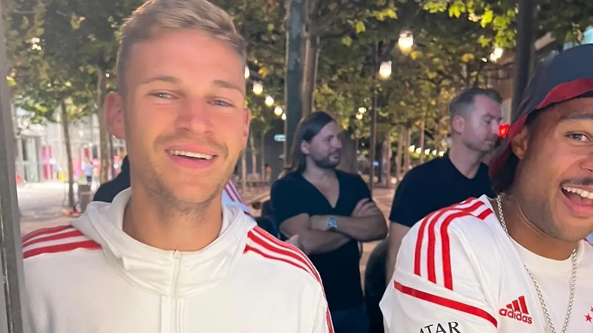 Joshua Kimmich und Serge Gnabry bestellen sich Currywurst in Frankfurt.