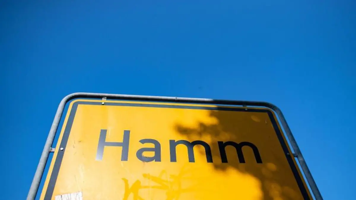 Das Ortsschild von Hamm steht am Ortseingang