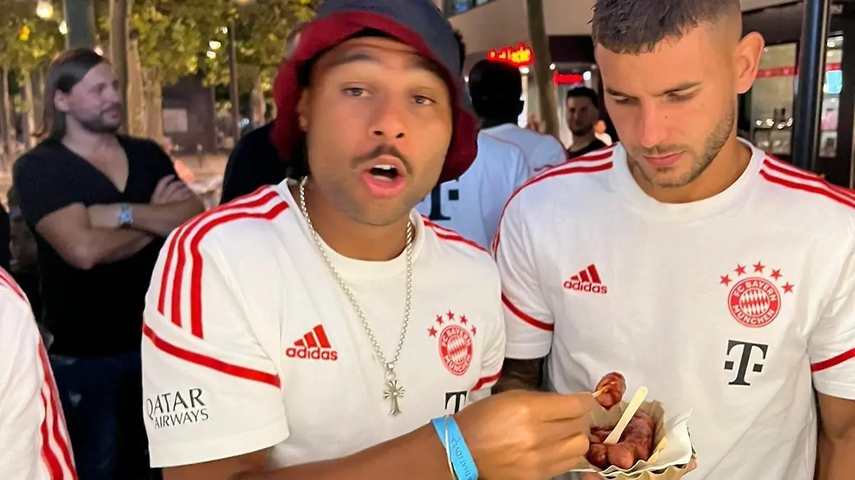Serge Gnabry und Lucas Hernández gönnen sich lecker Currywurst.