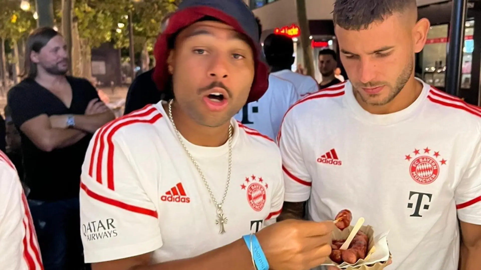 Serge Gnabry und Lucas Hernández gönnen sich lecker Currywurst.