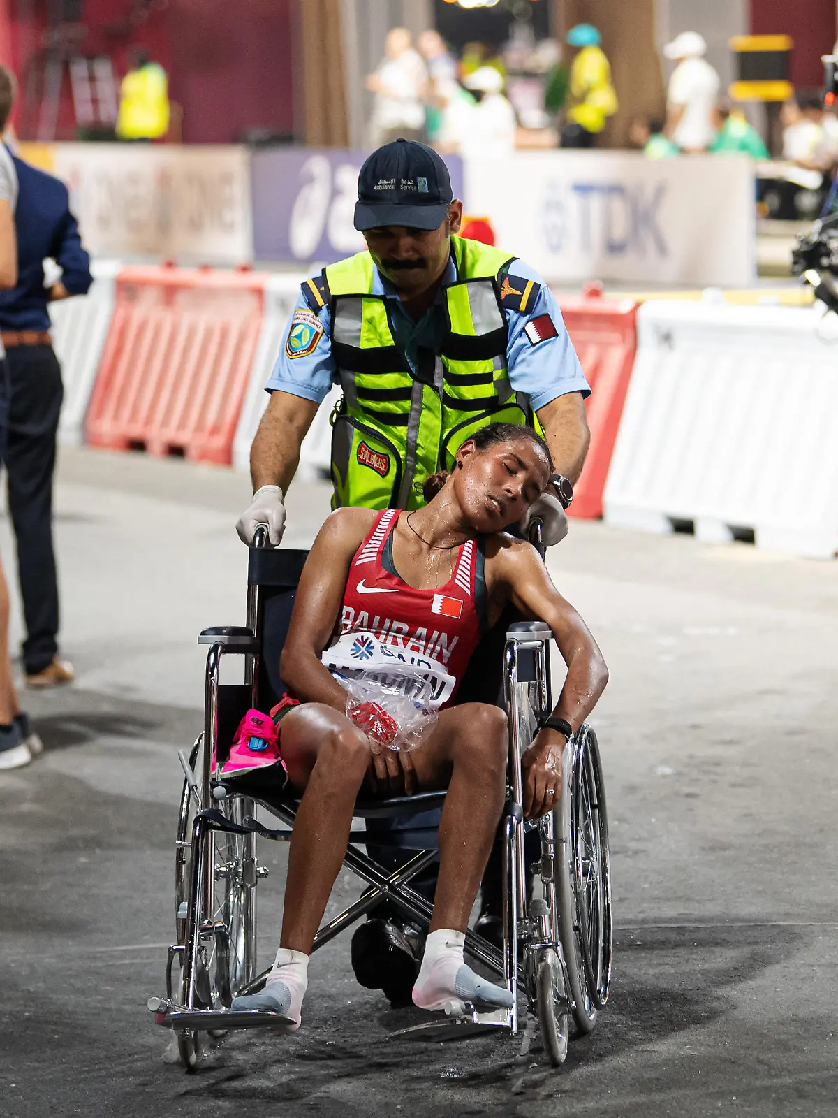 Sport Themen der Woche KW39 Sport Bilder des Tages 190927 Desi Jisa Mokonin of Bahrain is being taken care of by medical staff after competing in womens marathon during day 1 of the IAAF World Athletics Championships on September 27, 2019 in Doha. Photo: Joel Marklund / BILDBYRAN / kod JM / 88031 BBENG athletics track & field friidrott friidrett IAAF World Athletics Championships Athletics World Championship, WM, Weltmeisterschaft VM friidrotts-VM friidretts-VM maraton dam Bahrain  190927 Desi Jisa Mokonin of Bahrain is being taken care of by medical staff after competing in womens marathon during day 1 of the IAAF World Athletics Championships on September 27, 2019 in Doha Photo Joel Marklund BILDBYRAN kod JM 88031 BBENG athletics track field friidrott friidrett IAAF World Athletics Championships Athletics World Championship VM friidrotts VM friidretts VM maraton dam Bahrain, PUBLICATIONxNOTxINxDENxNORxSWExFINxAUT Copyright: JOELxMARKLUND BB190927JM262