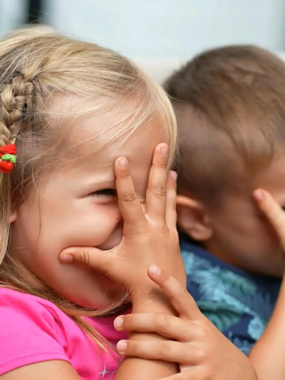 Für den Einen ist sich nackig zu zeigen ein Grund sich zu schämen, für den Anderen, wenn er vorsingen muss. Scham ist individuell unterschiedlich. Kinder haben das Gefühl noch nicht, Warum schämen wir uns überhaupt und hat das auch Vorteile für uns? Kann man sich das wieder abtrainieren?