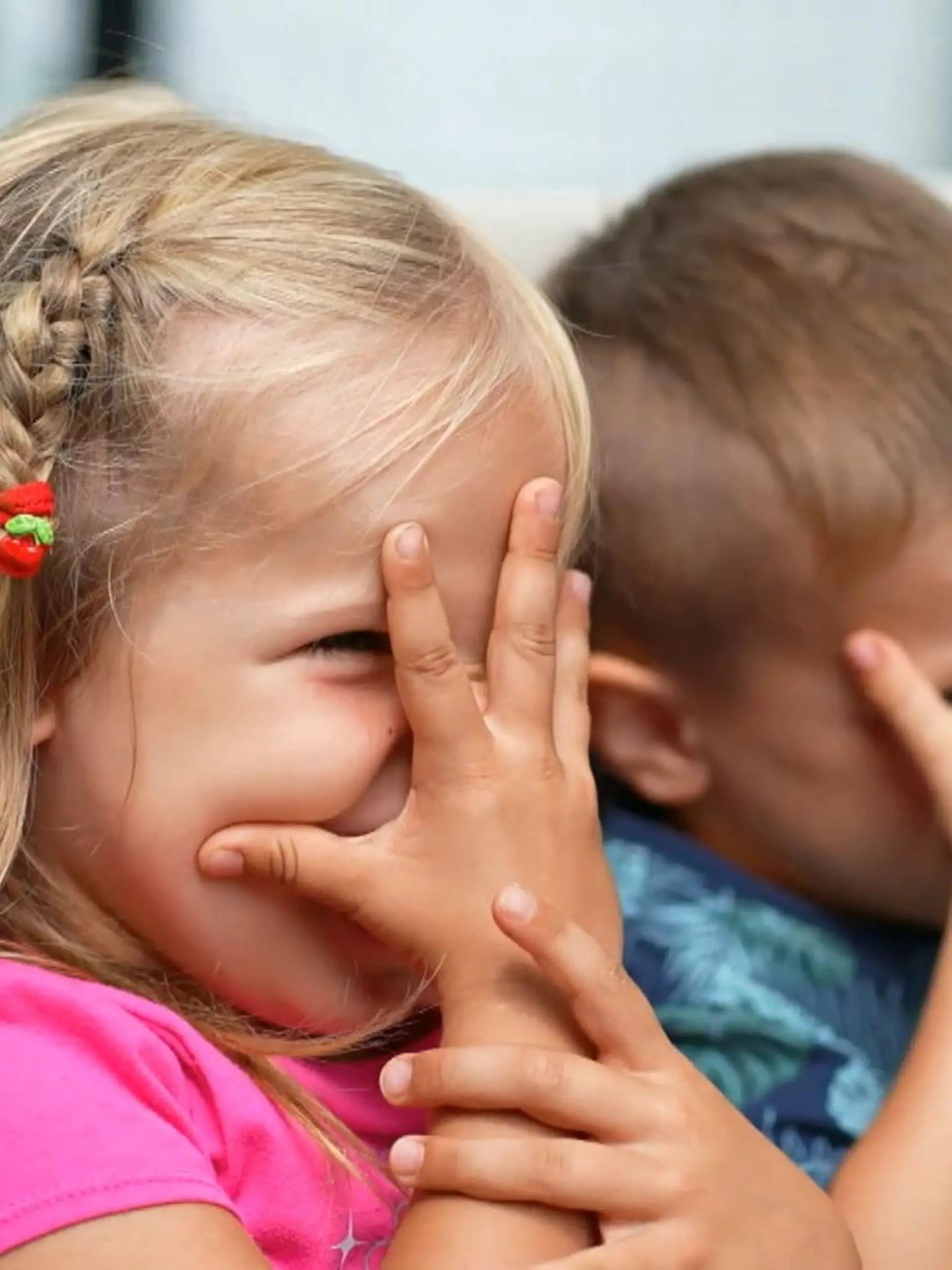 Für den Einen ist sich nackig zu zeigen ein Grund sich zu schämen, für den Anderen, wenn er vorsingen muss. Scham ist individuell unterschiedlich. Kinder haben das Gefühl noch nicht, Warum schämen wir uns überhaupt und hat das auch Vorteile für uns? Kann man sich das wieder abtrainieren?