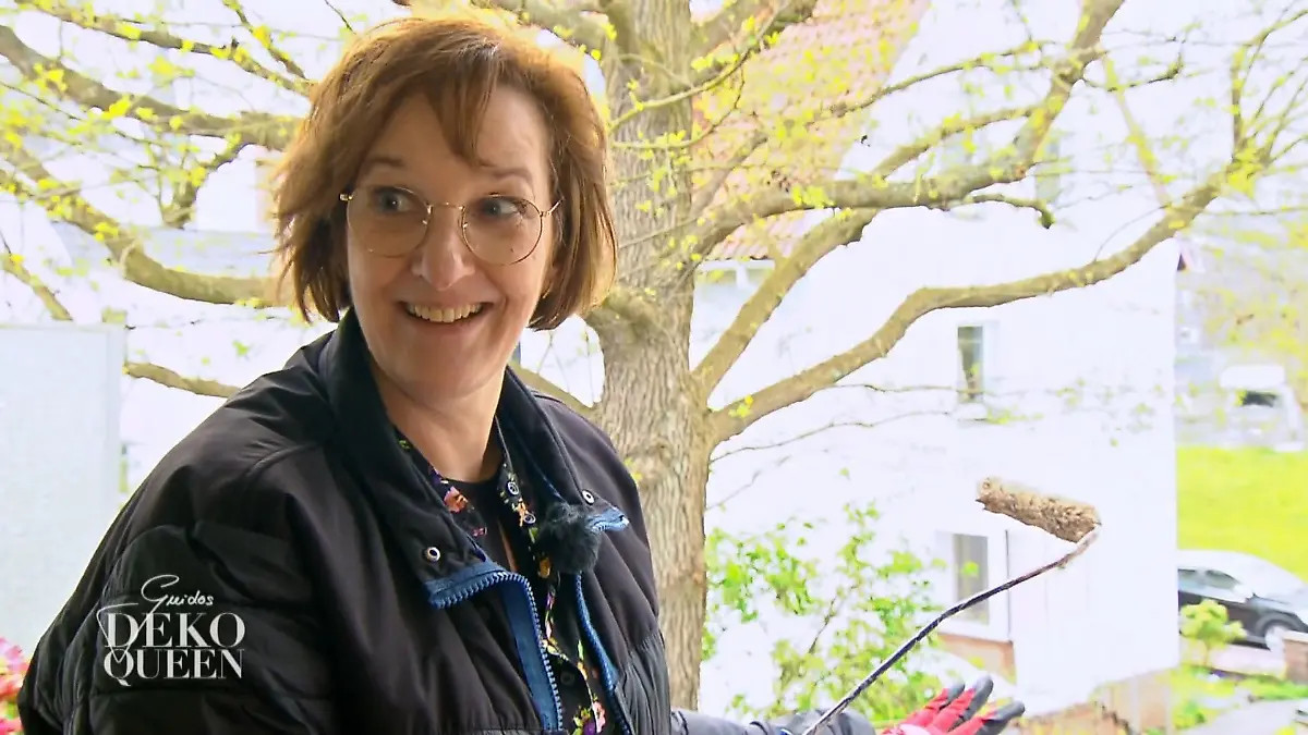 Jana gegen den Karton, Karin gegen die Latten Alle Hände voll zu tun