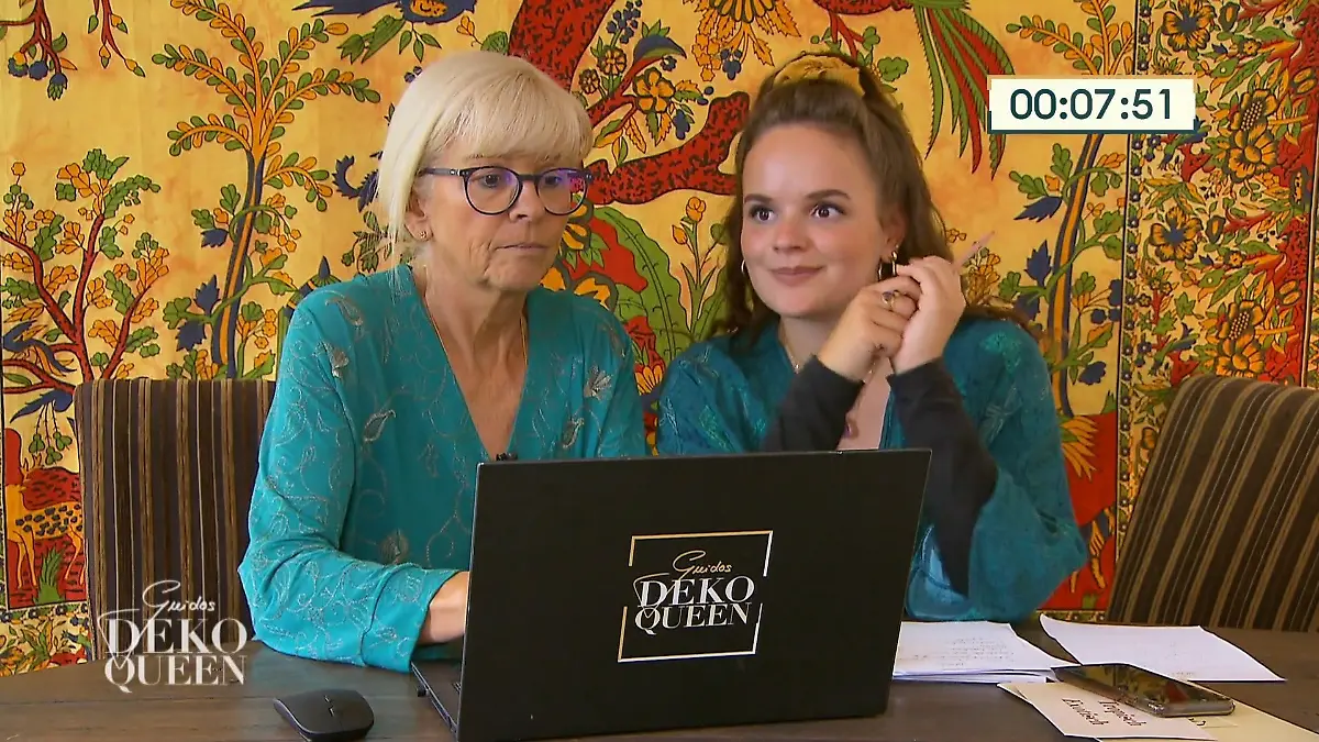 Nadia und ihre Tochter machen sich ans Planen Urban Jungle