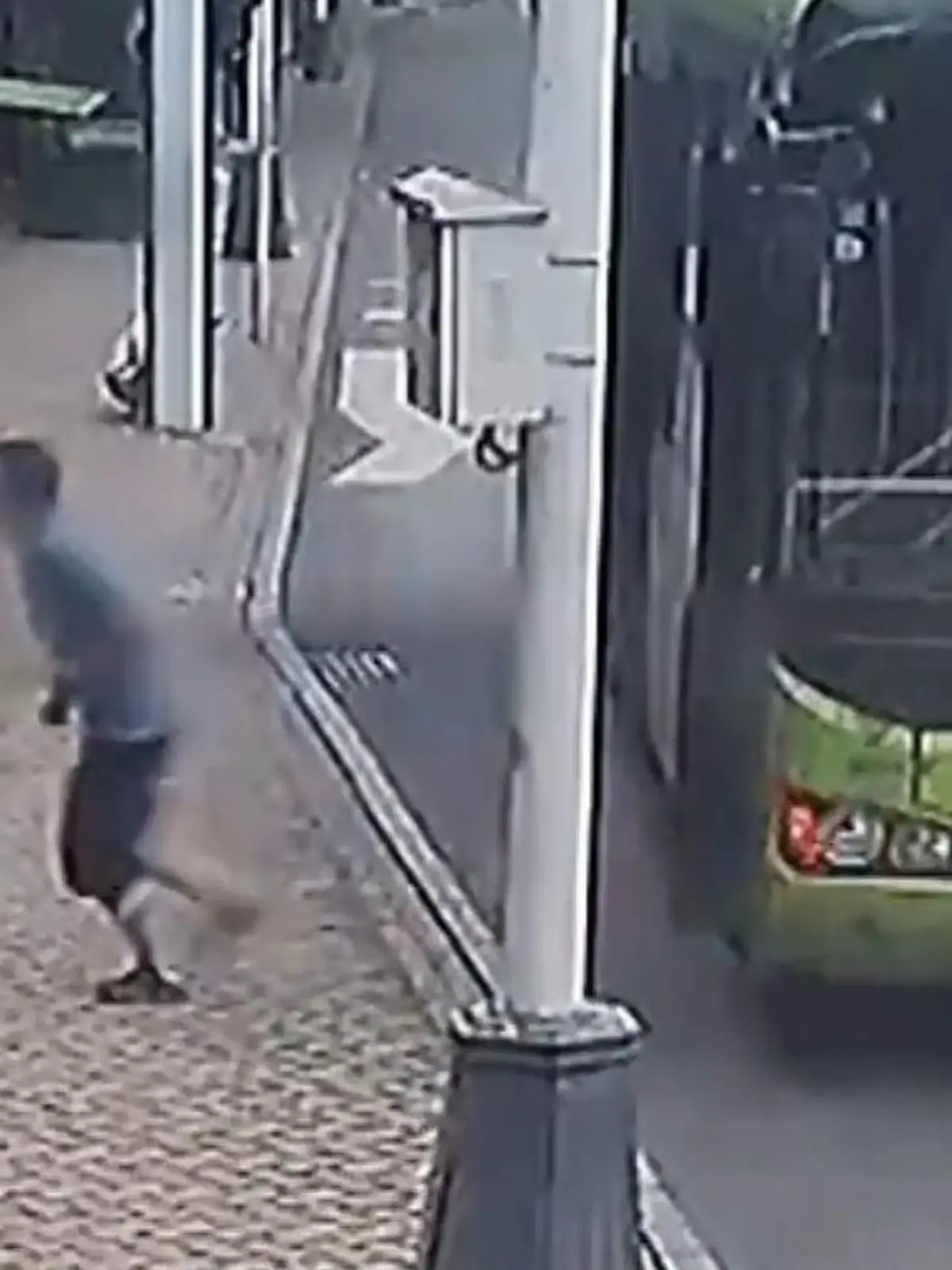 Ein Bus rollt fahrerlos eine Straße runter und kommt dabei dem Gegenverkehr gefährlich in die Quere.