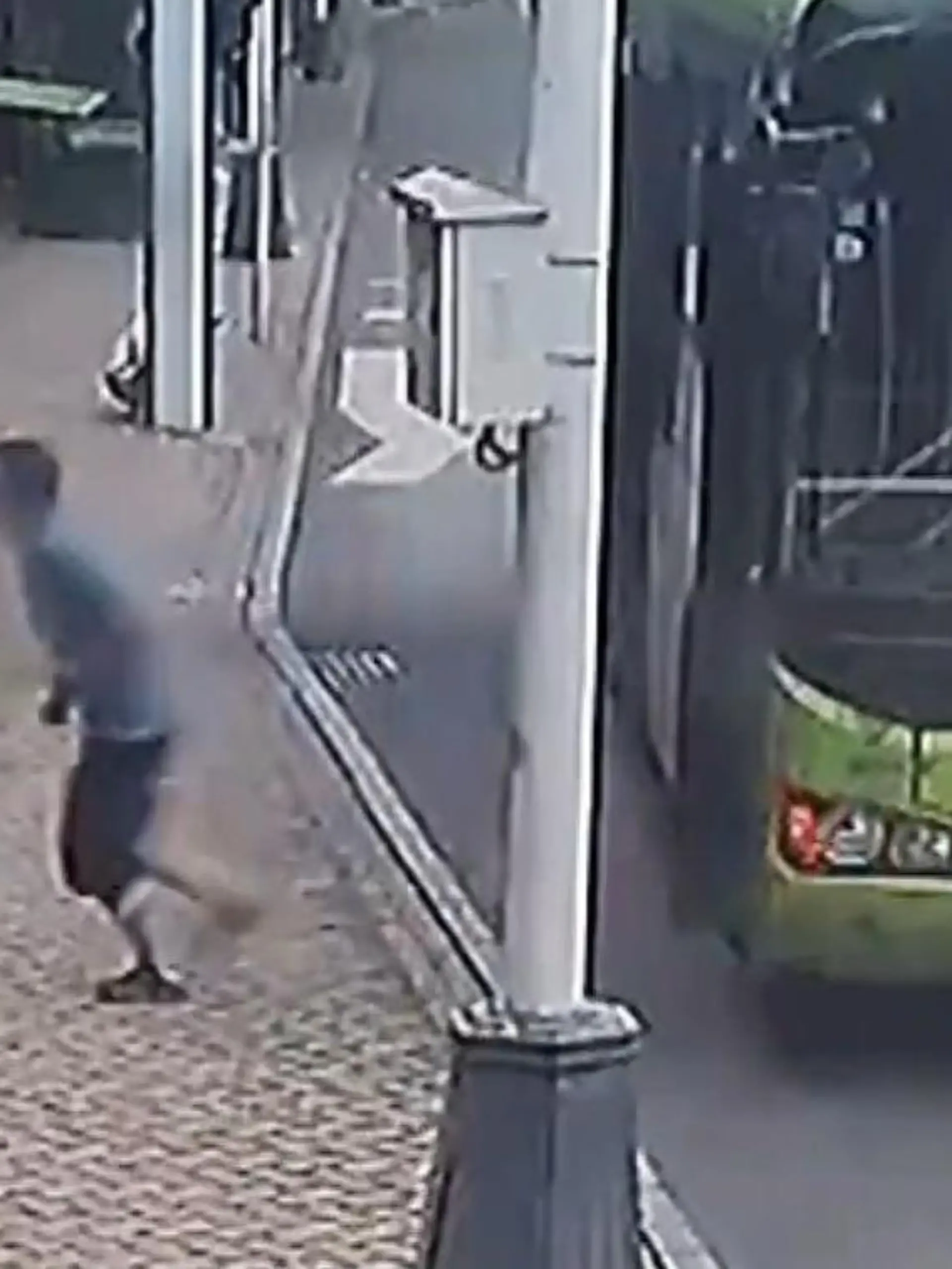 Ein Bus rollt fahrerlos eine Straße runter und kommt dabei dem Gegenverkehr gefährlich in die Quere.