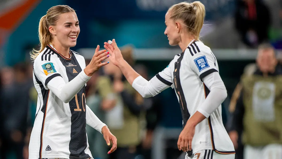 FIFA Frauen WM 2023 in Australien & Neuseeland - 24.07.23 in Melbourne - Deutschland vs Marokko - Laura Freigang of Germany and Lea Schueller of Germany celebrate win 