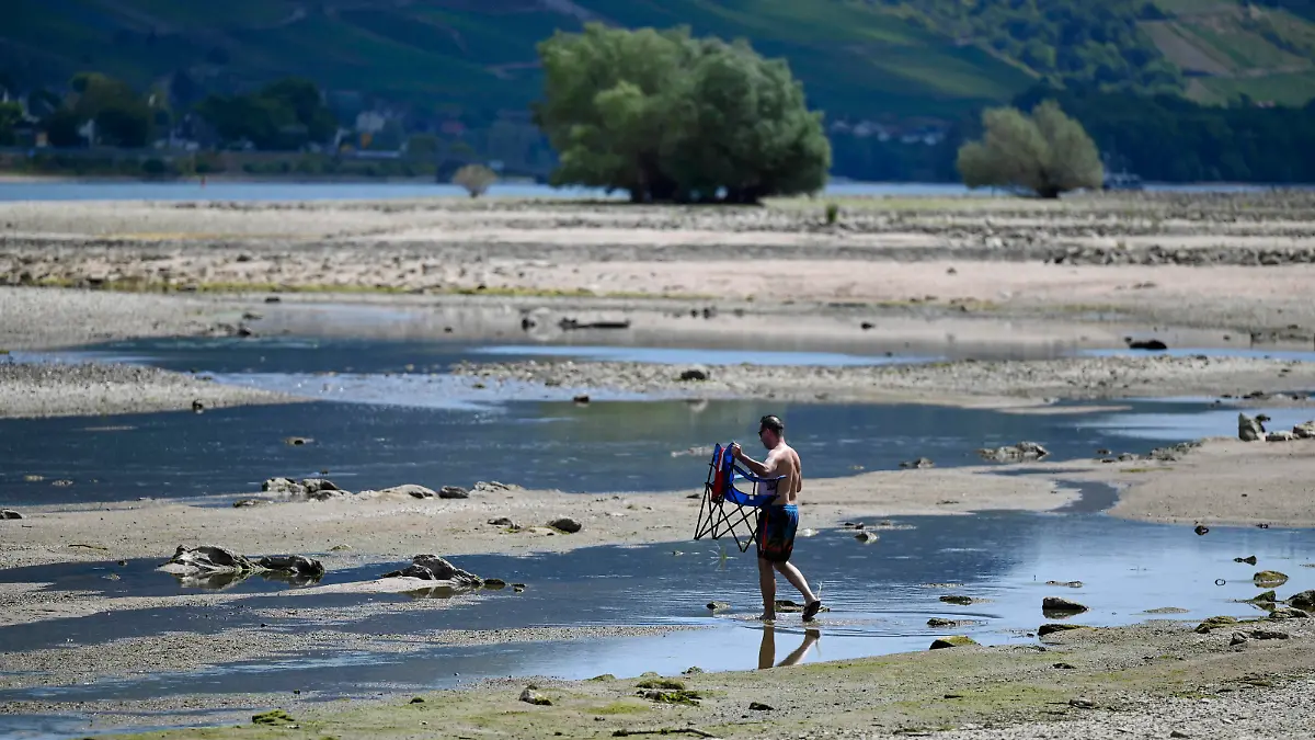  Niedrigwasser auf dem Rhein 07.08.2022 Lorchhausen. Nach wochenlanger Trockenheit, Niedrigwasser auf dem Rhein. Ein Mensch läauft über die Steine des ausgetrockneten Flussbetts. Lorchhausen Lorchhausen Rheinland-Pfalz Germany *** Low water on the Rhine 07 08 2022 Lorchhausen After weeks of drought, low water on the Rhine A man runs over the stones of the dried up riverbed Lorchhausen Lorchhausen Rheinland Pfalz Germany