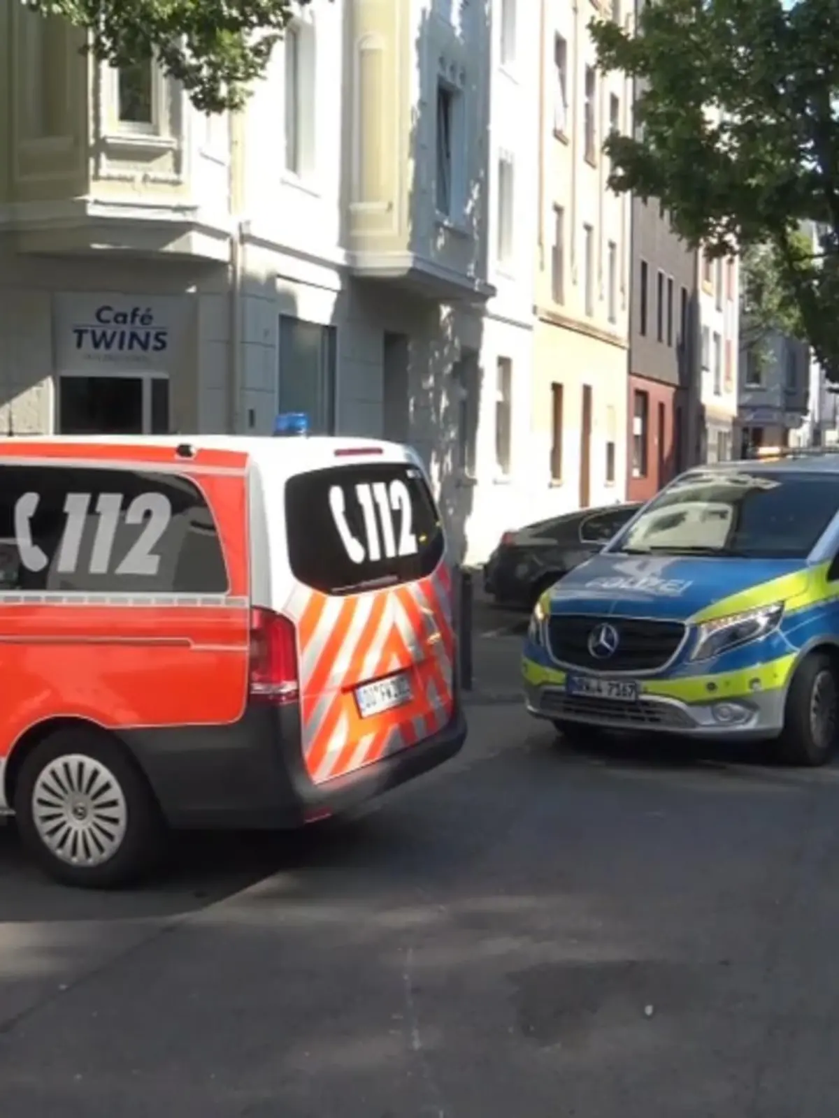 Ein 16-Jähriger ist am Montag in Dortmund durch einen oder mehrere Schüsse von Polizisten tödlich verletzt worden. Der Jugendliche habe die Beamten vorher mit einem Messer angegriffen, sagte Polizeisprecher Gunnar Wortmann. Zu den genauen Hintergründen des Polizeieinsatzes gab es noch keine weiteren Angaben.