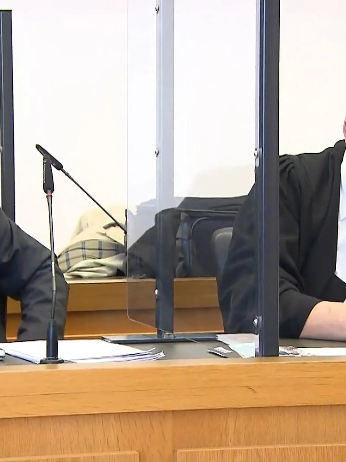 Rund zwei Jahre nach einem tödlichen Streit um einen Drohnenflug in Mittelhessen steht heute ein pensionierter Kriminalbeamter vor dem Landgericht Gießen. Angeklagt ist der Polizist im Ruhestand (71 Jahre) wegen Totschlags gegen einen 55-Jährigen im August 2020. Dieser soll dem Opfer mit einem Messer in den Oberkörper gestochen und dadurch tödlich verletzt haben. Mehr über den Prozessauftakt im Video.