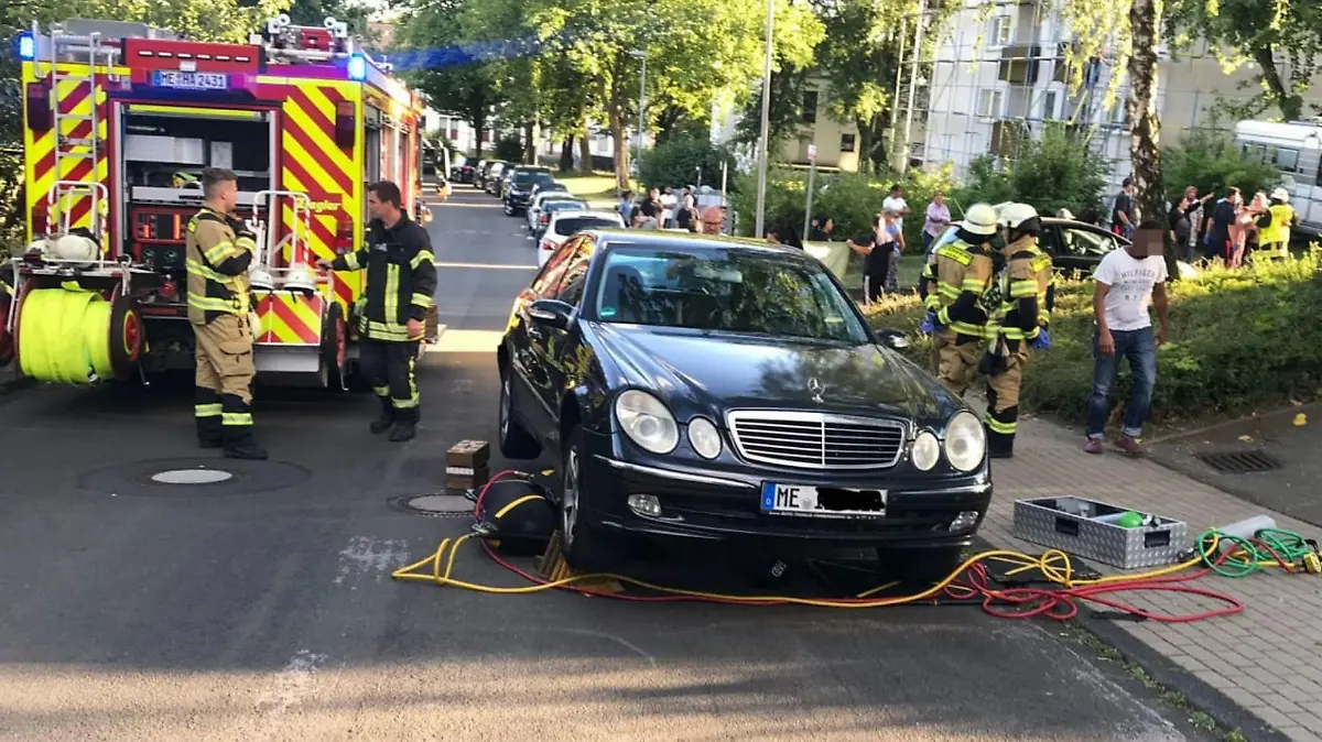 Dreijähriger löst Handbremse von Auto: Mann wird überrollt und stirbt