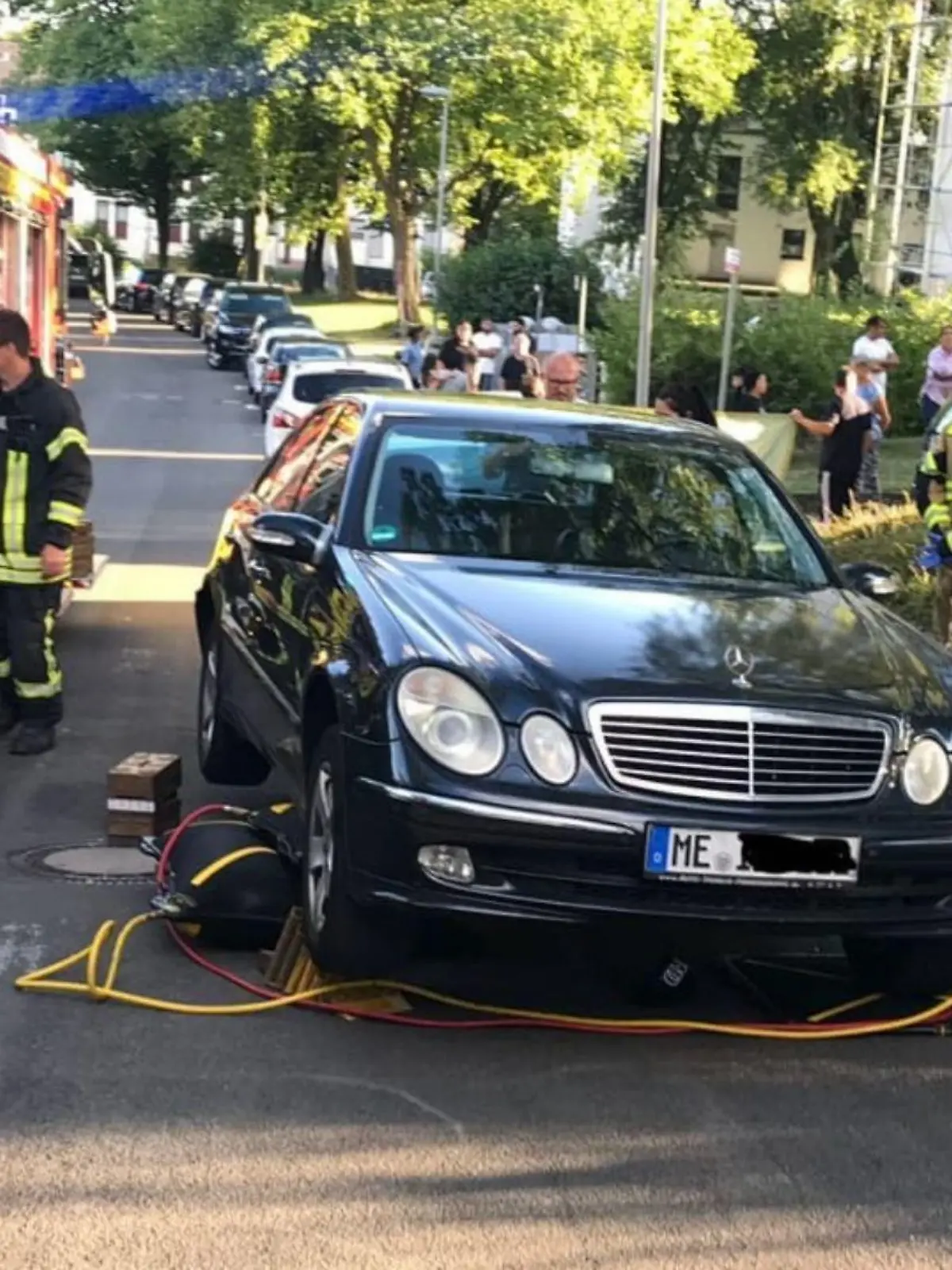 Dreijähriger löst Handbremse von Auto: Mann wird überrollt und stirbt