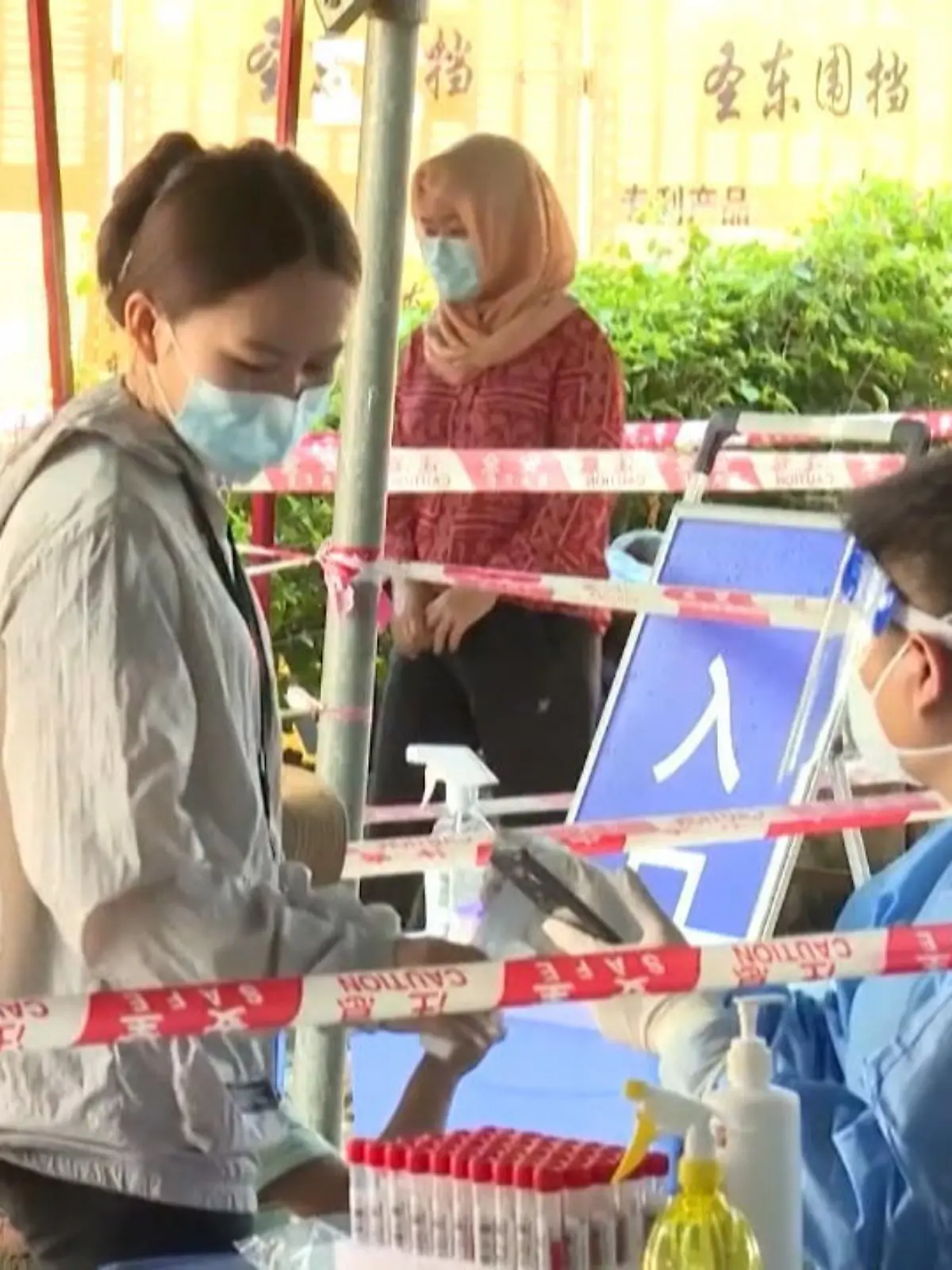 Rund 80.000 Touristen sind wegen eines Corona-Ausbruchs in Sanya auf der Insel Hainan gestrandet. Flüge und Bahnverbindungen wurden gestoppt, nachdem einige hundert Infektionen auf der Insel entdeckt worden waren und sich das Virus offenbar weiter ausbreitet. Die Wut der Urlauber ist groß.