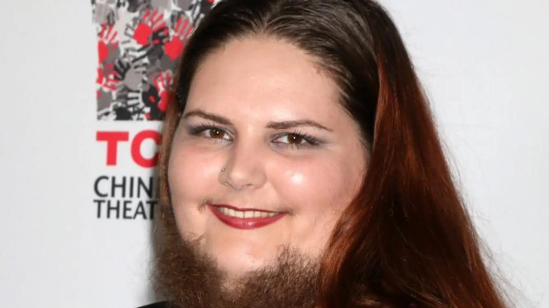 LOS ANGELES - SEP 7: Dakota Cooke, aka Dakota The Bearded Lady at the UNBELIEVABLE!!!!! Premiere at the TCL Chinese 6 Theaters on September 7, 2016 in Los Angeles, CA PUBLICATIONxINxGERxSUIxAUTxONLY Copyright: xKathyxHutchinsx
Los Angeles Sep 7 Dakota Cooke aka Dakota The bearded Lady AT The unbelievable Premiere AT The TCL Chinese 6 Theatre ON September 7 2016 in Los Angeles Approx PUBLICATIONxINxGERxSUIxAUTxONLY Copyright xKathyxHutchinsx