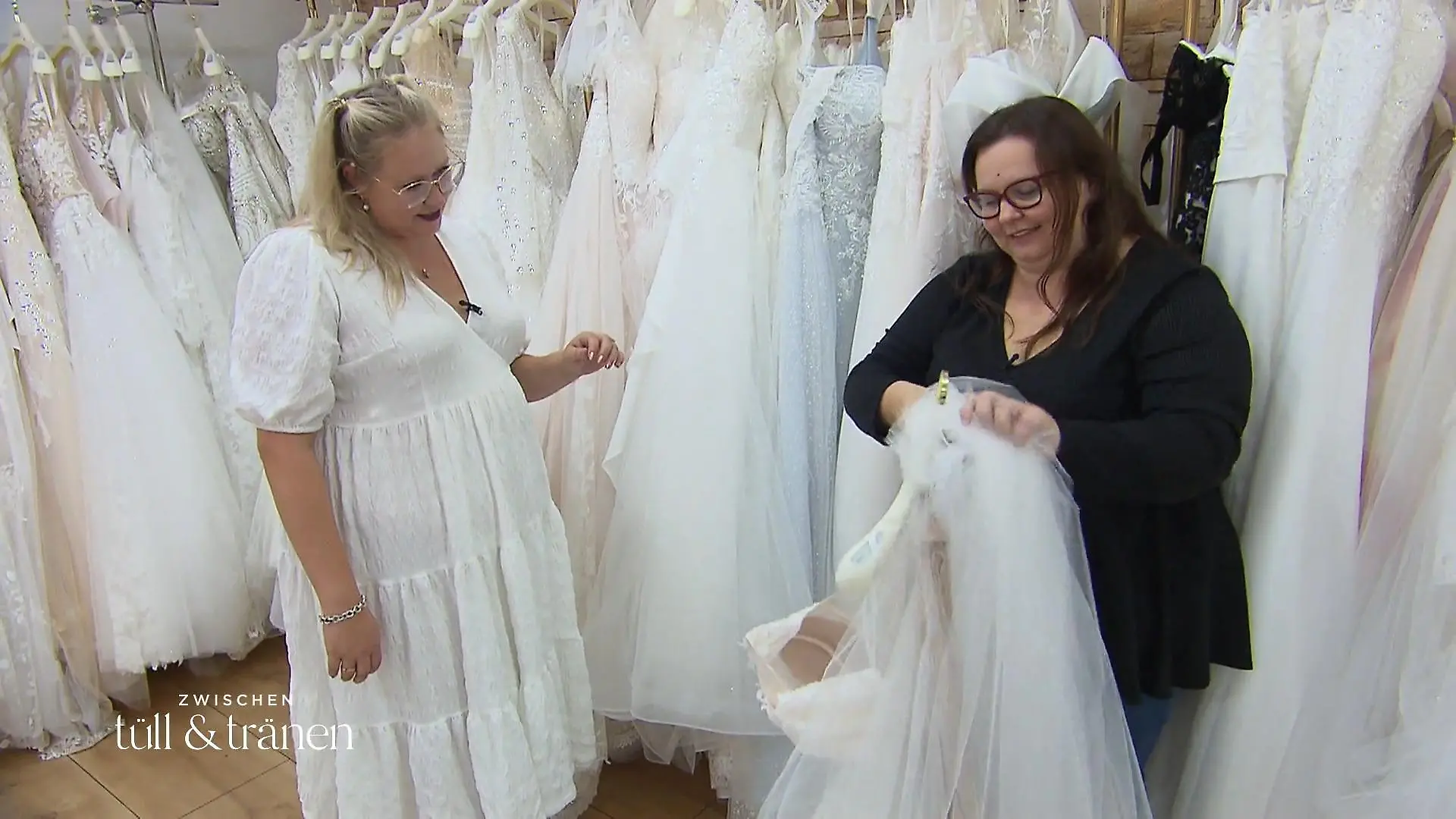 Wird sie heute bei Ausstatterin Manuela fündig? Janice sucht