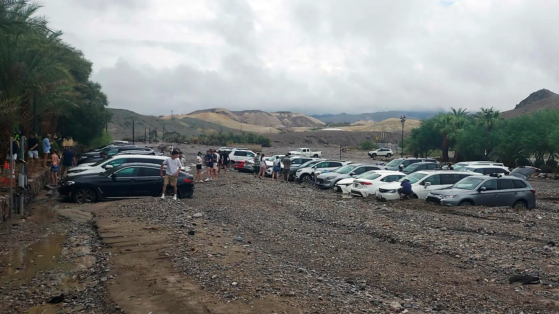 HANDOUT - 05.08.2022, USA, Death Valley National Park: Auf diesem vom National Park Service zur Verfügung gestellten Foto stecken Autos nach einer Sturzflut im Death Valley im Death Valley National Park im Schlamm und Geröll fest. Starke Regenfälle lösten am Freitag im Death Valley National Park nahe der Grenze zwischen Kalifornien und Nevada Sturzfluten aus, die mehrere Straßen sperrten. Die Polizei Hunderte gestrandete Menschen aus dem «Tal des Todes» evakuiert. Foto: Uncredited/National Park Service/dpa - ACHTUNG: Nur zur redaktionellen Verwendung im Zusammenhang mit der aktuellen Berichterstattung und nur mit vollständiger Nennung des vorstehenden Credits +++ dpa-Bildfunk +++